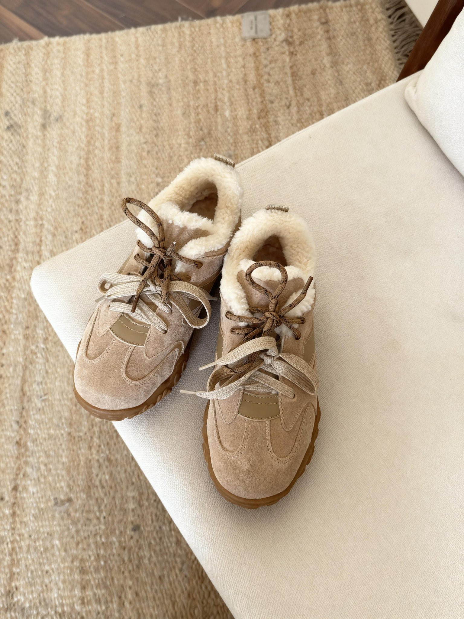 NO:578274,Another vintage moral training shoe that will amaze you. The perfect combination of color and solid color. The multi-color pair of shoelaces are just right. They are the perfect match for going out on the street. Made of Australian small-volume wool. Comfortable and soft outsole. Color: maroon, sand color. Size 5-40. Casual shoes/sports shoes, sneakers.19860909又一款惊艳到你的复古德训鞋,彩色与净色的完美搭配,多色双鞋带美的恰到好处,是出街的完美搭子,澳洲小卷羊毛里,舒适松软的大底,颜色 栗色,沙色 巧色 码数5-40,休闲鞋/运动鞋,sneakers,Women's Shoes