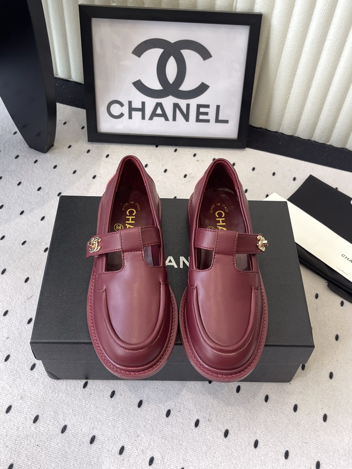 NO:560757,Chanel's new loafers, loafers lovers must not miss this model, which is more neutral and handsome in temperament. It has a good sense of lines. The upper is made of imported calfskin. The inner foot pad is made of silk sheepskin. The Italian imported cowhide outsole Size35-39 (40/41 customized), loafers, chanel, loafers, cowhide, sheepskin19860909Chanel新款乐福鞋 乐福鞋爱好者绝不能错过 这款气质上更中性帅气几分 线条感很足 鞋面采用进口小牛皮 内里垫脚采用丝绸羊皮 意大利进口牛皮大底 Size35-39（40/41定制）,乐福鞋,chanel,loafers,cowhide,sheepskin,Women's Shoes