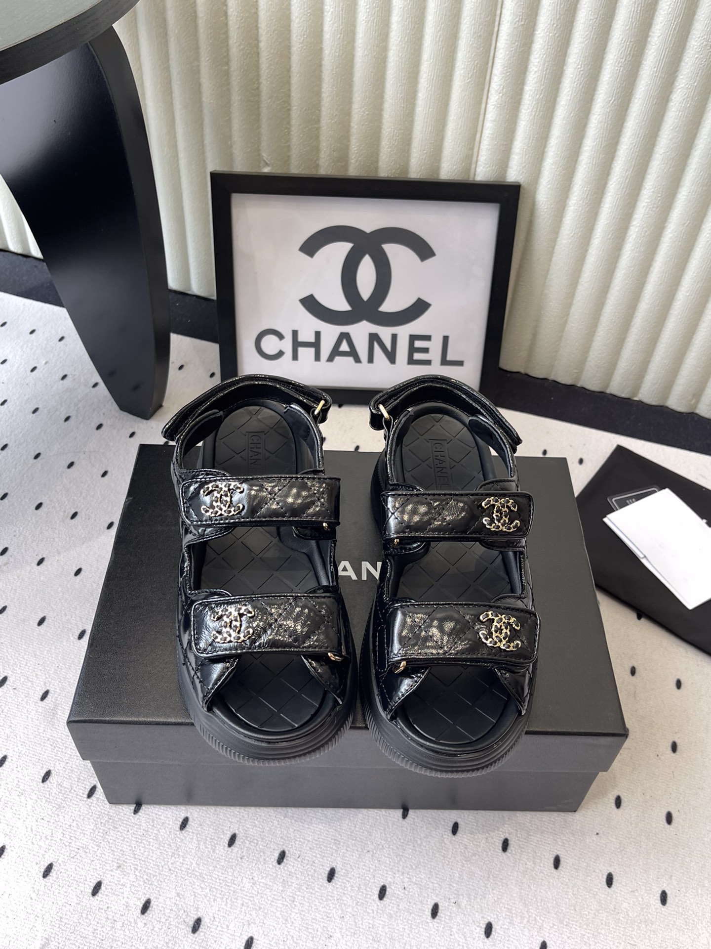 NO:560791,Chanel's new spring and summer beach shoes. The counter mainly promotes the new color series of Velcro beach sandals. ★★★★★ Many celebrities and Internet celebrities have worn it. It is a versatile series popular among domestic and foreign bloggers. It is a must-have sandal for spring and summer wardrobes. The upper is imported cowhide. The lining: imported sheepskin lining. The outsole is the original molded sole. Shoe size:  35-39 (40, 41 customized items are non-refundable), sandals, chanel, sandals, cowhide, sheepskin19860909Chanel新款春夏沙滩鞋 专柜主推魔术贴沙滩凉鞋新色系列上新 ★★★★★ 众多明星网红上脚,国内外博主刷爆的一个百搭系列,春夏衣橱搭配必备 凉鞋首选. 鞋面进口牛皮 内里: 进口羊皮内里 大底原版开模鞋底 鞋码: 35-39（40、41定做不退换）,凉鞋,chanel,sandals,cowhide,sheepskin,Women's Shoes