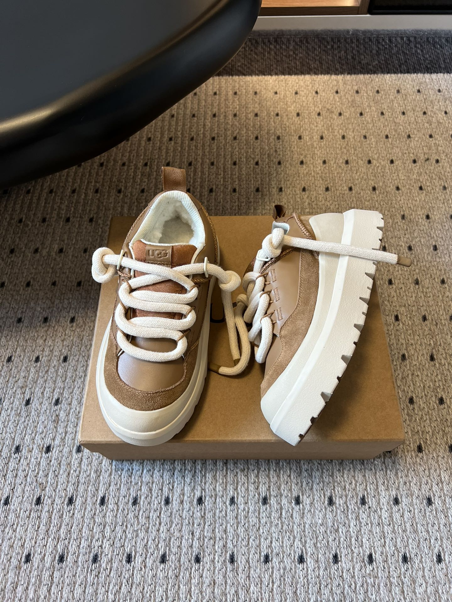 -男款➕10UG*秋季男女同款潮流轻便厚底系带运动休闲鞋鞋面采用皮革和反绒皮拼接设计，质感细腻且耐穿；内