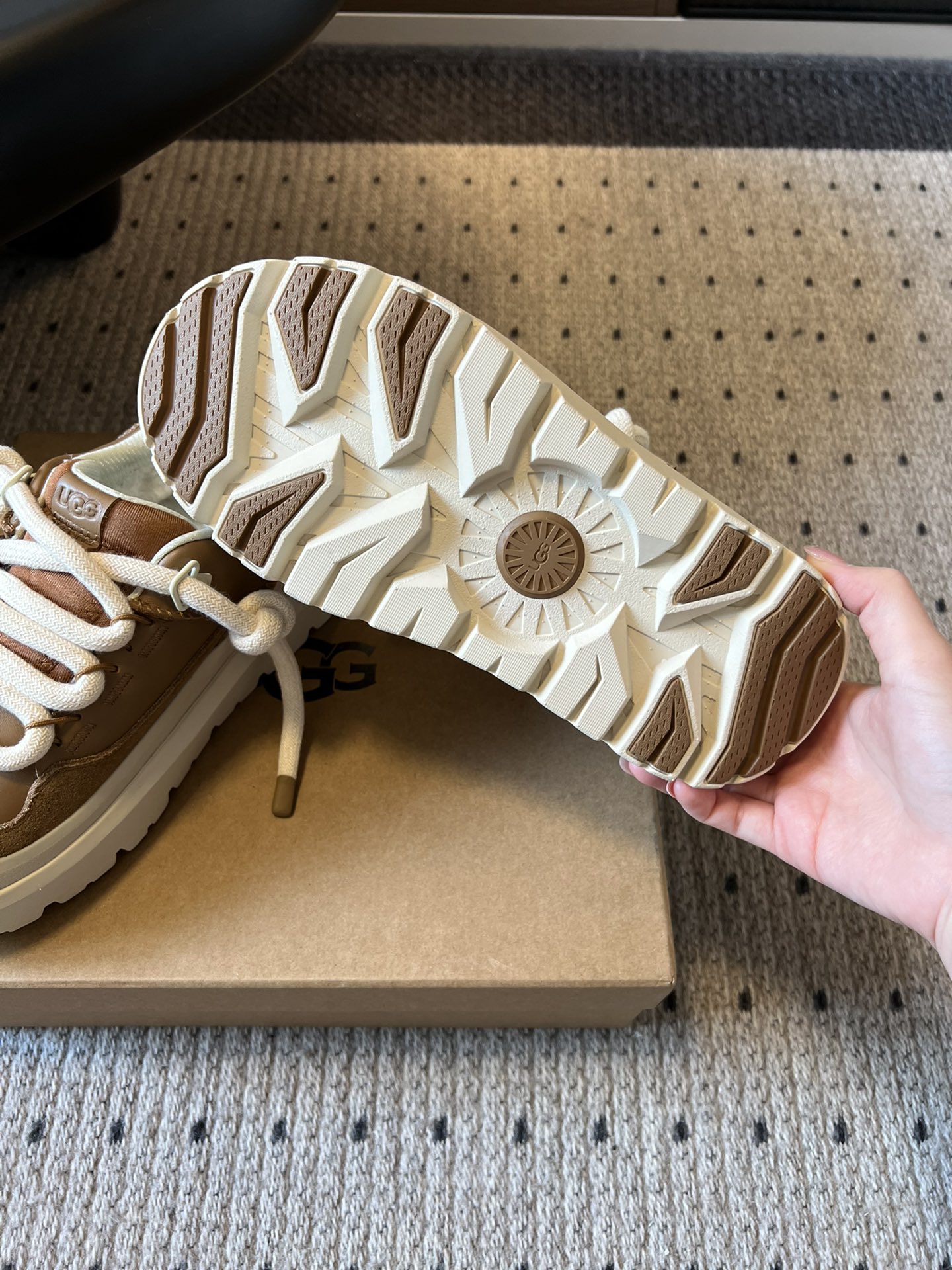 -男款➕10UG*秋季男女同款潮流轻便厚底系带运动休闲鞋鞋面采用皮革和反绒皮拼接设计，质感细腻且耐穿；内