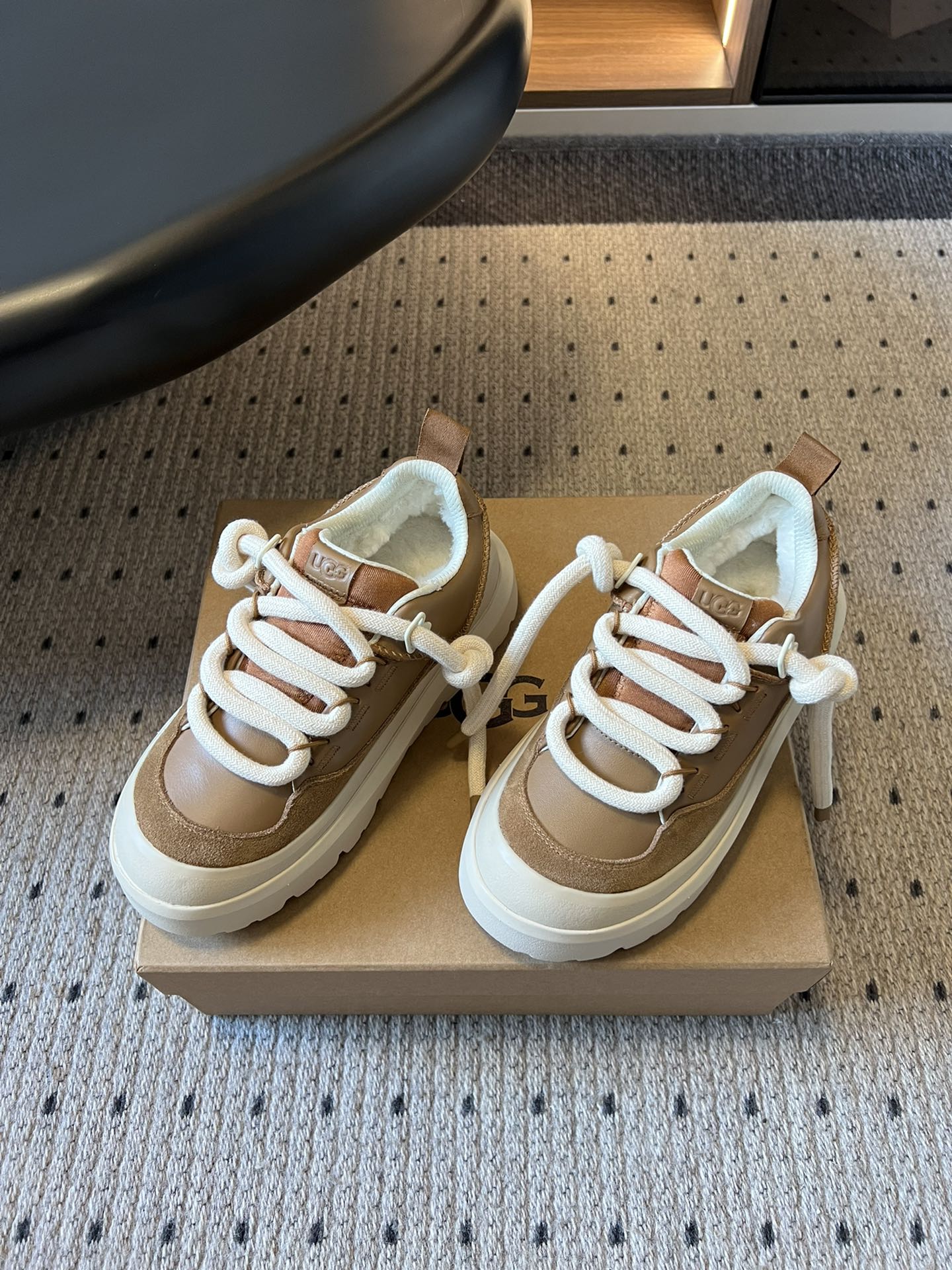 -男款➕10UG*秋季男女同款潮流轻便厚底系带运动休闲鞋鞋面采用皮革和反绒皮拼接设计，质感细腻且耐穿；内