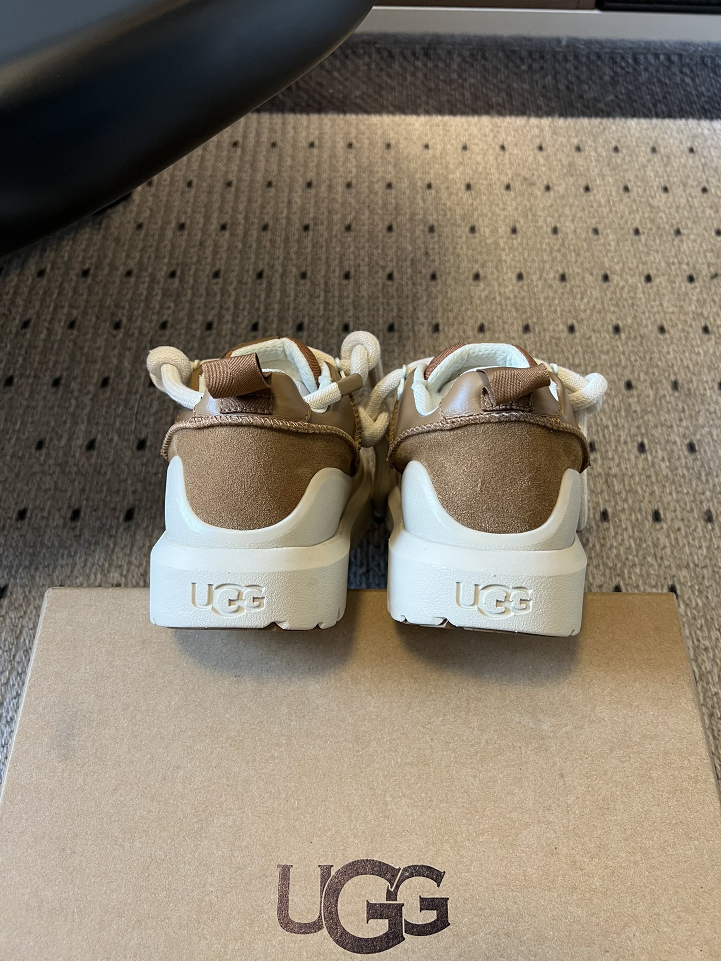 -男款➕10UG*秋季男女同款潮流轻便厚底系带运动休闲鞋鞋面采用皮革和反绒皮拼接设计，质感细腻且耐穿；内