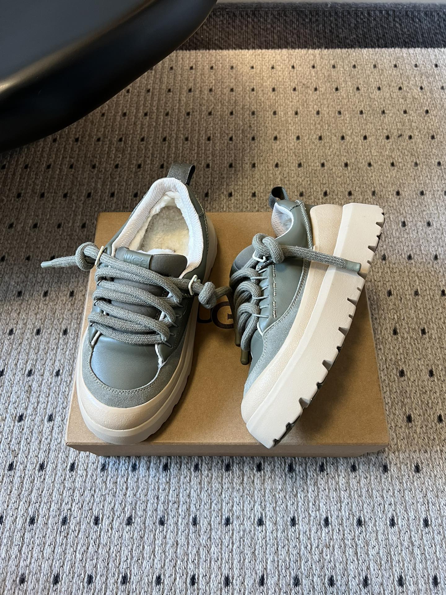 -男款➕10UG*秋季男女同款潮流轻便厚底系带运动休闲鞋鞋面采用皮革和反绒皮拼接设计，质感细腻且耐穿；内