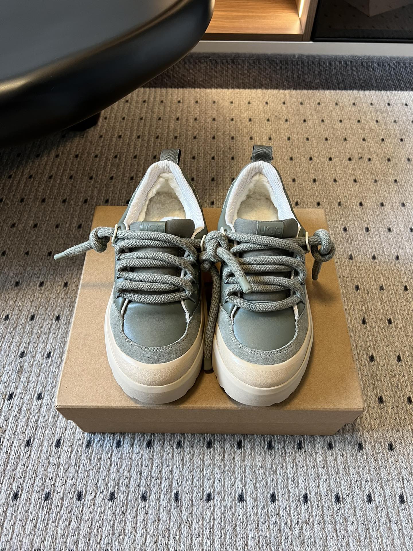 NO:560446,-Men's 10 UG* Autumn men's and women's trendy lightweight thick-soled lace-up sports and casual shoes. The upper is designed with leather and suede stitching, with a delicate texture and durability. The inside is filled with plush material, continuing UGG's signature warmth properties, suitable for cold weather in autumn and winter.  When choosing yellow soles, you can pair them with tops or neutral-colored bottoms to use color contrast to highlight the personality of the shoes and easily become the highlight of your look. In autumn and winter, you can stack socks with long coats or down jackets to enhance the layering of warmth and styling, and are suitable for low-temperature outdoor wear. The upper is made of high-mercerized cowhide, and the lining is Longfeng A-grade fur. The outsole is EVA foam, size 35-40, casual shoes/sports shoes, sneakers, down jackets.19860909-男款10 UG*秋季男女同款潮流轻便厚底系带运动休闲鞋 鞋面采用皮革和反绒皮拼接设计,质感细腻且耐穿；内里填充毛绒材质,延续UGG标志性的保暖特性,适合秋冬寒冷天气. 选择黄色鞋底款时,可搭配同色系上衣或中性色下装,利用色彩对比突出鞋子的个性,轻松成为造型亮点.秋冬可叠加堆堆袜,搭配长款大衣或羽绒服,强化保暖与造型的层次感,适配低温户外穿搭. 鞋面高丝光牛绒 内里隆丰A级皮毛一体 大底EVA发泡大底 size35-40码,休闲鞋/运动鞋,sneakers,down jacket,Women's Shoes