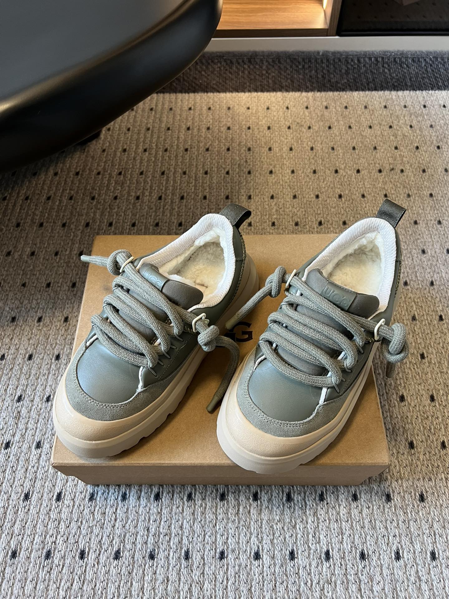 -男款➕10UG*秋季男女同款潮流轻便厚底系带运动休闲鞋鞋面采用皮革和反绒皮拼接设计，质感细腻且耐穿；内