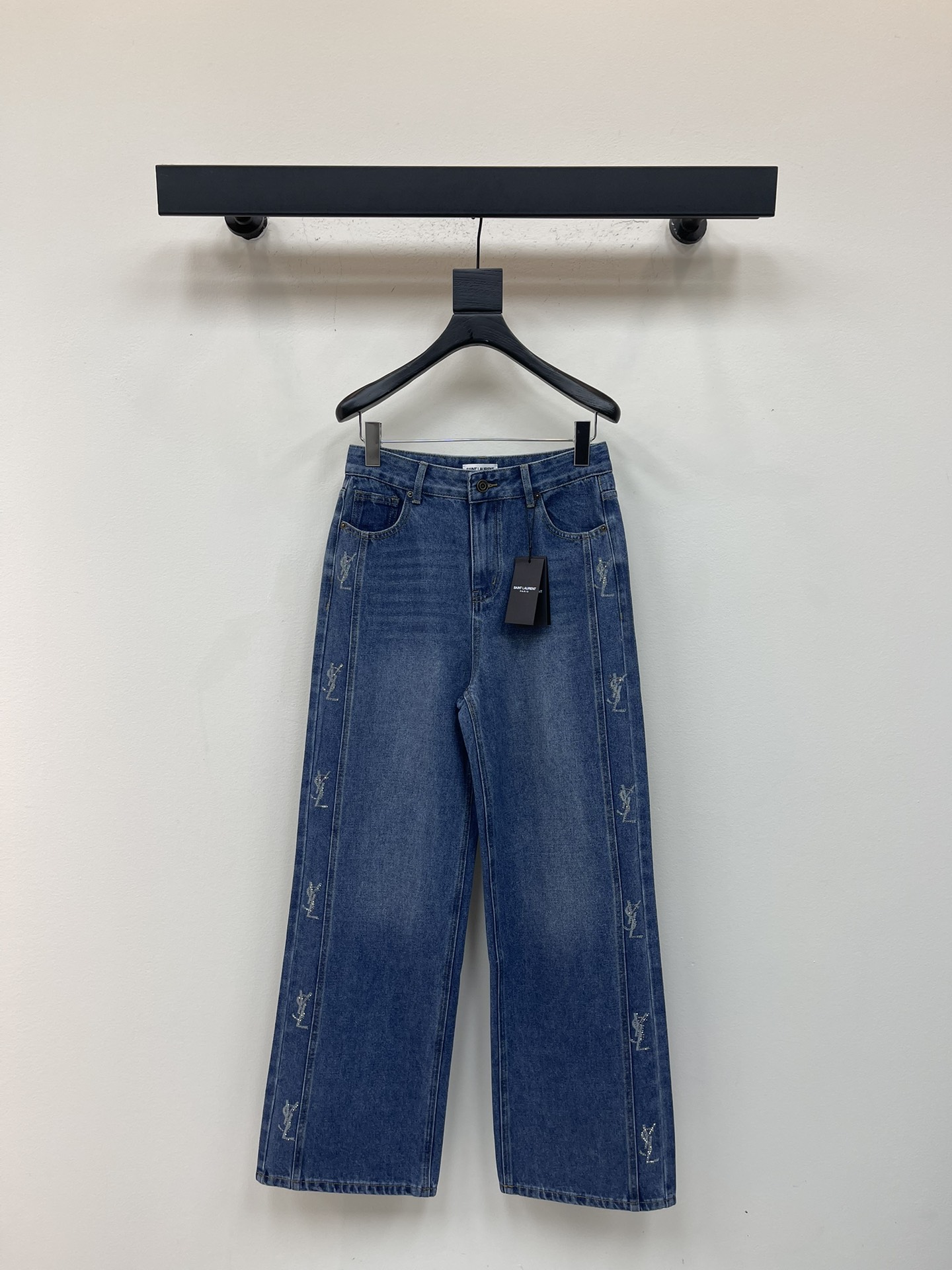 NO:567759,Ysl*25 new style jeans with rhinestone letters on the side. Made of high-quality denim fabric. The fabric is soft and comfortable. Personalized rhinestone lettering on the side. Texture is online. Enzyme washing. The shape is slimmer and longer. It can show off the body curve very well. It can be controlled by any body shape. Customized hardware accessories SML, saint laurent, jeans, alexander wang19860909Ysl*25新款侧边烫钻字母牛仔裤 选用优质牛仔面料 面料柔软舒适 侧边个性烫钻字母工艺 质感在线 酵素洗水 版型显瘦显腿长 能很好展示身材曲线 任何身形都可驾驭 定制五金配件 SML,,saint laurent,jeans,alexander wang,Women's clothing