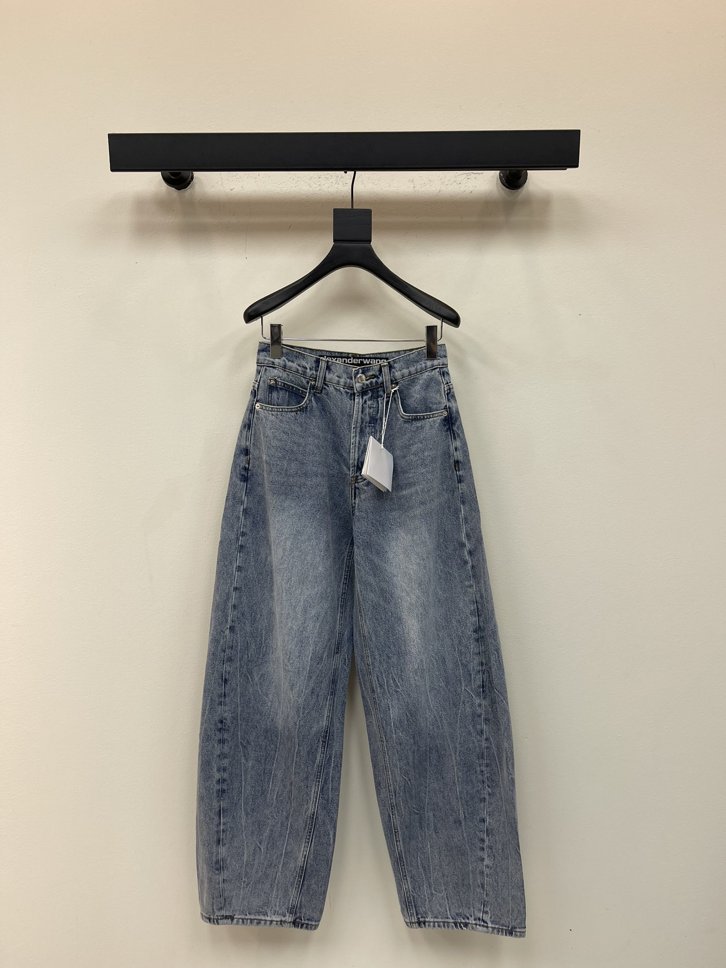 NO:567754,Alexander wan* scimitar wide-leg pants with large back pockets and rhinestone letters. Exclusive mold customization. Made of denim cotton fabric. The fabric is soft and comfortable. Heavy rhinestone letter design on the back pockets. Loose scimitar wide-leg version. The version is very slim and covers the flesh. It can be controlled by any body shape. Customized hardware accessories SML,,alexander wang,alexander wang19860909Alexander wan*大王后袋烫钻字母弯刀阔腿裤 独家开模定制 采用牛仔棉面料 面料柔软舒适 后袋重工烫钻字母设计 宽松弯刀阔腿版型 版型非常显瘦遮肉 任何身形都可驾驭 定制五金配件 SML,,alexander wang,alexander wang,Women's clothing