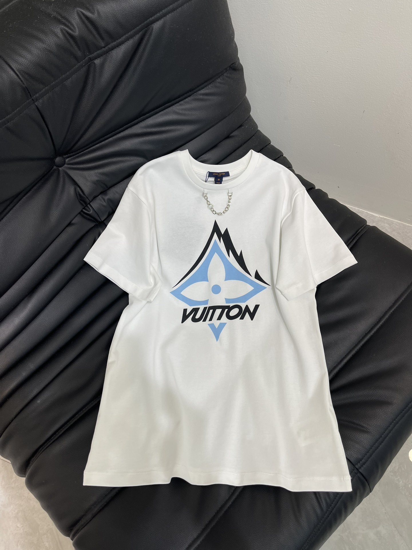 NO:566565,Louis  Vuitto*26 early spring new chain round neck printed short-sleeved T-shirt. Ski Series # Customized YB twill cotton material, breathable and comfortable, full of texture, regular short-sleeved T-shirt cut to highlight the brand style, made of heavyweight pure cotton, full of drape, showing a slimming visual effect  .The printing process is used to restore the color on the chest, and the key colors create a three-dimensional appearance of the four-leaf clover outline, interspersed with snow mountain patterns, and the style echoes the letter chain engraved on the neckline, making the fashion and high-end sense immediately appear, creating a fashionable and relaxed personality, which can be worn alone or worn inside. SML,, louis  vuitton,T-shirt,tees,t-shirt,alexander wang19860909Louis Vuitto*26早春新款链条圆领印花短袖T恤.滑雪系列#定制YB斜纹全棉材质,透气舒适,质感十足,常规短袖T恤裁剪,凸显品牌格调,采用克重纯棉制成,垂坠感十足,呈现显瘦视觉效果.胸前利用印花工艺还原色彩,重点色打造四叶草外轮廓立体感,穿插雪山图案,风格与领口印刻字母链条呼应,让时尚高级感立刻显现,打造个性时髦松弛,单穿内搭都出彩时髦.SML,,louis vuitton,T-shirt,tees，t-shirt,alexander wang,Women's clothing