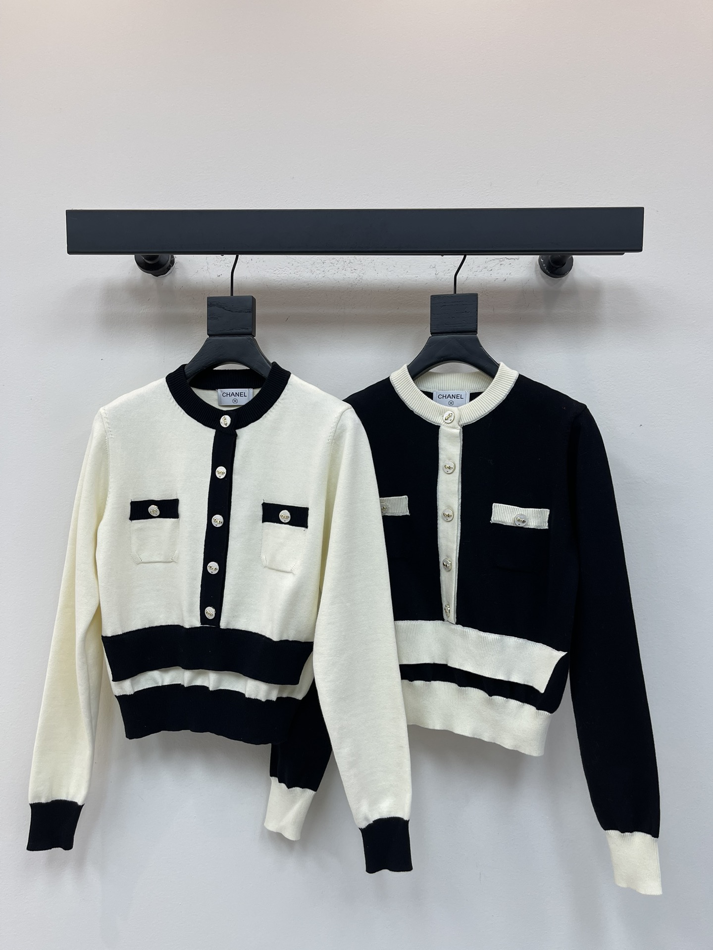 NO:568583,CHANE*25 new early autumn round neck knitted long-sleeved cardigan!  Customized wool yarn weaving, comfortable to wear, soft and delicate, knitted long-sleeved cardigan, symmetrical pockets with rich layers, all-over black and white outlines, staggered contrasting color matching design, highlighting the brand tone, ready-to-wear fine and dense texture crochet, showing temperament and retro style, paired with a series of short skirts, the upper body adds an elegant atmosphere, showing a refined and foreign style!  SML,,chanel,skirts,alexander wang19860909CHANE*25早秋新款圆领针织长袖开衫！定制羊毛纱线织造 穿搭舒适 柔软细腻 针织长袖开衫 对称口袋丰富层次 通体黑白轮廓错位撞色呼应设计 彰显品牌调性 成衣细腻密实肌理钩织 展现气质复古风格 搭配系列短裙 上身增添优雅气息 精致洋气感尽显！SML,,chanel,skirts,alexander wang,Women's clothing