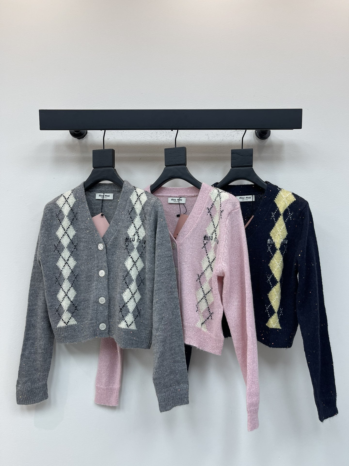 NO:566570,MiuMi*25 new early autumn diamond knitted long-sleeved knitted cardigan!  Customized wool yarn weaving has a delicate texture, is soft and comfortable, and has an obvious plush material texture to add weight. V-neck cardigan tailoring, spiral hemming on the collar and cuffs, delicate and soft. Contrast sequins in navy blue on the body and rhombus pattern on the chest. The college style adds a youthful atmosphere. Letter logo embellishment highlights the brand tone. The literary and artistic color matching shows the British style. A must-have for dating and commuting!  SML,,miumiu,alexander wang19860909MiuMi*25早秋新款菱格针织长袖针织开衫！定制羊毛纱线织造 质感细腻 柔软舒适 呈现明显毛绒料质感更显份量 V领开衫剪裁 领口袖口螺旋纹包边 细致柔软 大身藏蓝色与胸前菱形图案撞色亮片加入 学院风增加青春气息 字母徽标点缀 彰显品牌调性 文艺感配色尽显英伦风情 约会通勤必备穿搭！SML,,miumiu,alexander wang,Women's clothing