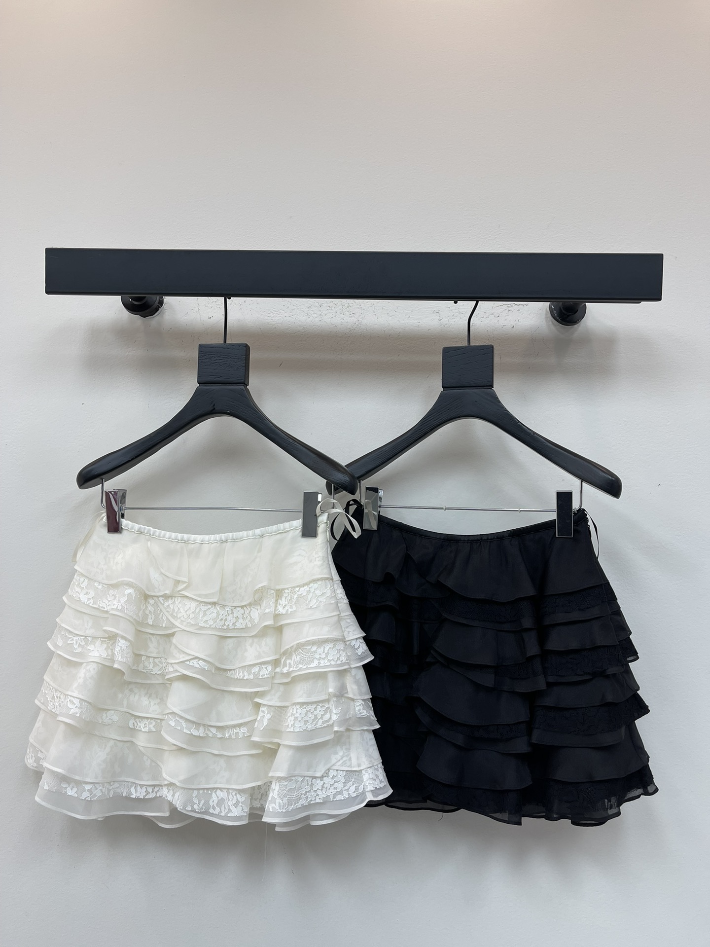 NO:568617,Design 25 autumn and winter new sweetheart ballet girl skirt. Lace tiered cake skirt design. Exquisite lace details and soft lines. Fashionable but not sweet style. No sense of restraint. Not picky to wear. Ultra-short design easily shows long legs. The upper body looks light and energetic. It can be salty or sweet girly style. SML,,skirts,alexander wang19860909设计25秋冬新品甜心芭蕾少女半裙 蕾丝花边层叠蛋糕裙摆设计 精致的花边细节和柔美的线条 时髦又不是甜美的风格 没有束缚感 不挑人穿 超短设计轻松显长腿 上身看起来轻盈又活力 可盐可甜少女风 SML,,skirts,alexander wang,Women's clothing