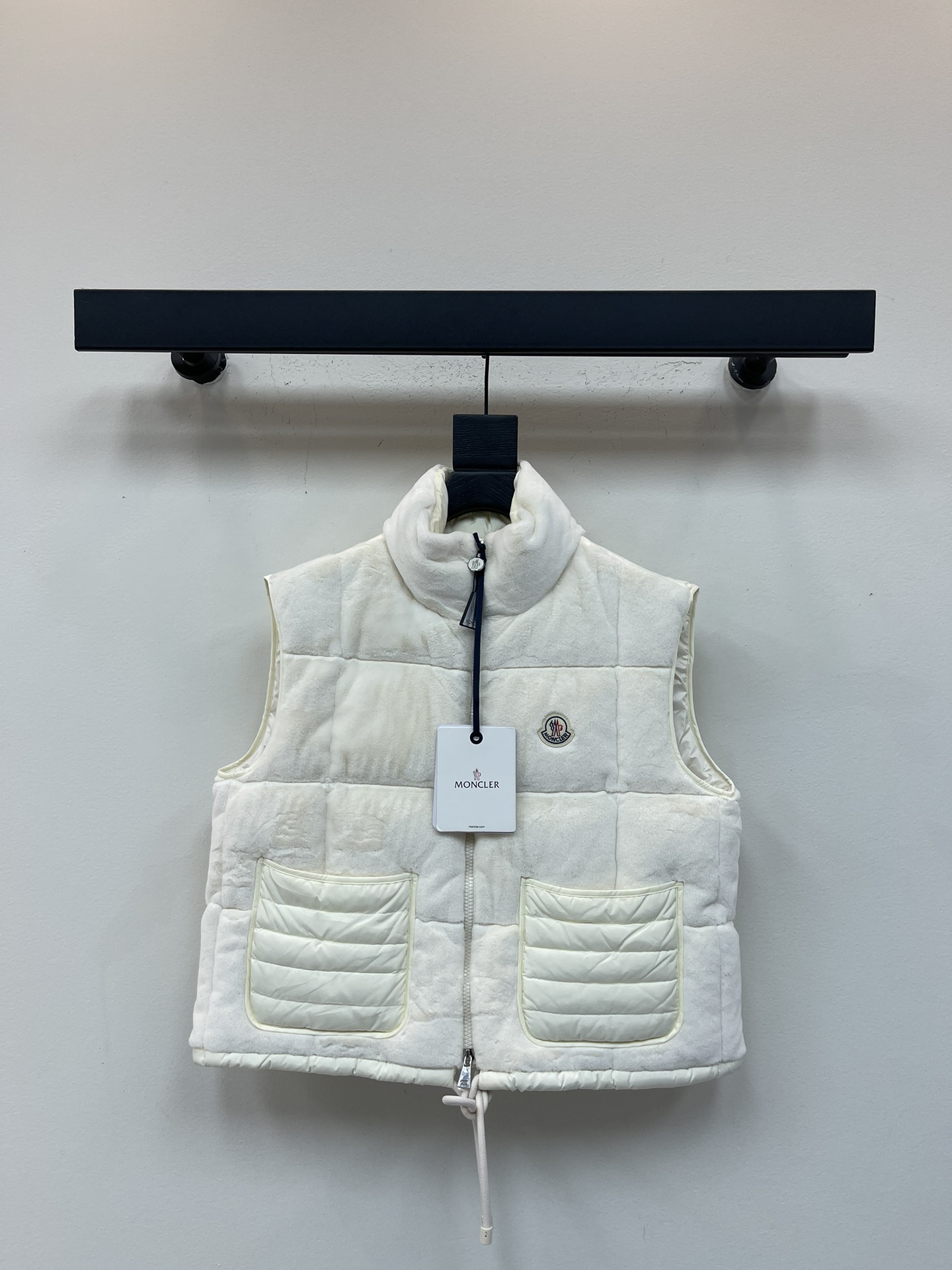 NO:566526,Equipped with dustproof bag Moncle* 25 new autumn and winter stand-up collar down vest. Customized YB windproof and waterproof nylon imported nylon material, white goose down filling inside, the whole piece is light and warm, the straight vest is fashionable and not bloated, the stand-up collar design is cold and windproof, and the outer  The side velvet is fine and skin-friendly, with first-class thermal insulation performance. It has a rectangular texture, the iconic brand seal on the chest is decorated, the pockets are decorated with embossed nylon down, and the childlike comic logo on the inside. The details highlight the brand concept. It is the first choice for layering in autumn and winter. Filling standard: GB 90 down  Filling: white goose down SML, Moncler, down jacket, alexander wang19860909配防尘袋Moncle*蒙口25秋冬新款立领羽绒马甲.定制YB防风防水尼龙进口锦纶材质,白鹅绒填充内里,整件轻盈保暖,直筒马甲时髦不显臃肿,立领设计御寒防风,外侧绒毛细腻亲肤,保暖性能一流,长方格纹理,胸前标志性品牌章作装饰,口袋处点缀压纹尼龙羽绒,内侧童趣漫画徽标,细节彰显品牌理念,秋冬叠穿首选.充绒标准:国标90绒 充绒物:白鹅绒 SML,,Moncler,down jacket,alexander wang,Women's clothing