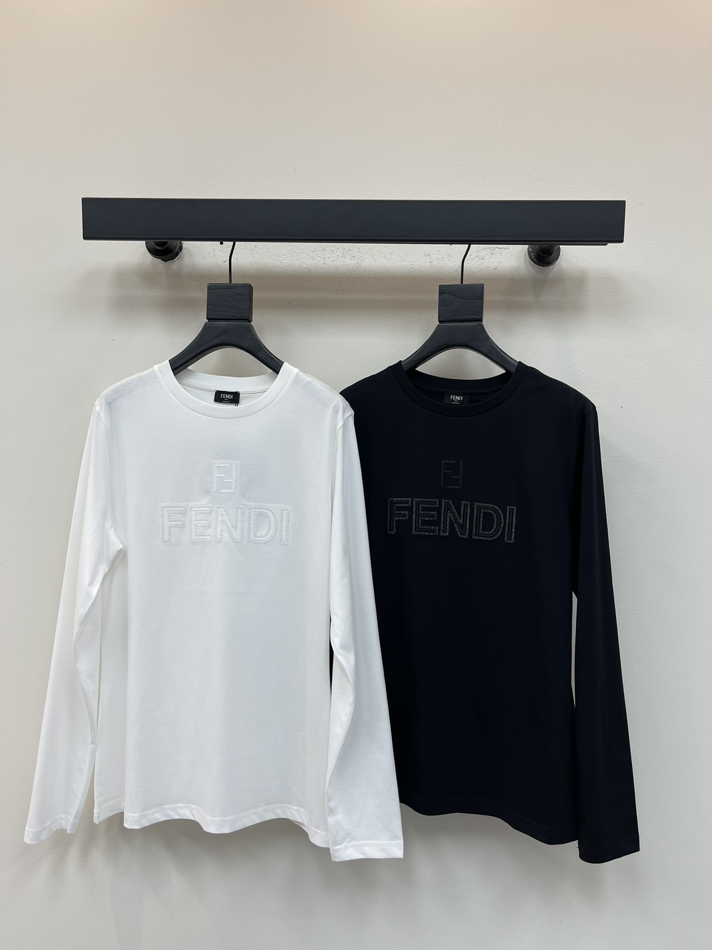 NO:567769,Fend*25 new embroidered round neck long-sleeved T-shirt, loose and lazy style, casual and sexy, full of clouds and comfortable. Whoever wears it will know how comfortable the upper body feels!  Simple and high-end, it can be worn alone or layered!  A must-have for everyday wear!  SML,,fendi,tees,t-shirt,alexander wang19860909Fend*25新款刺绣圆领长袖T恤 宽松慵懒版型 随性感拉满 云感舒适 上身的触感谁穿谁知道的舒服！ 简约高级,单穿叠穿都搭配！ 日常穿搭必备！ SML,,fendi,tees，t-shirt,alexander wang,Women's clothing