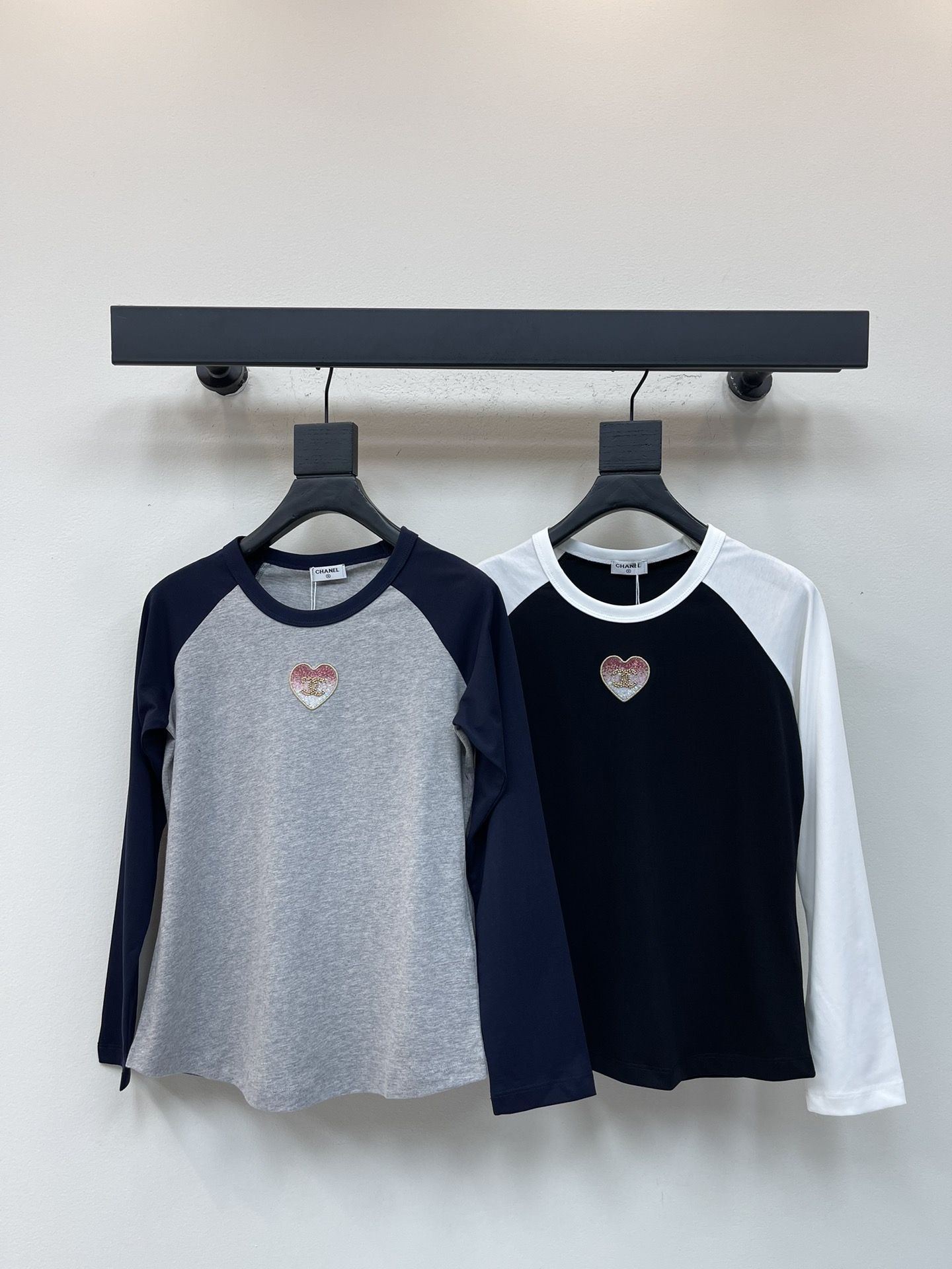 NO:566575,Chane*25 new round neck raglan beaded sequined long sleeves. Customized YB native cotton material, breathable and comfortable, full of texture, regular long sleeves cut to highlight the brand style, made of heavyweight pure cotton, slightly stretchy, showing a slimming visual effect, using color matching  Create a raglan effect, combined with the beaded sequin embroidery process on the chest, to create a gradient double C logo pattern, doubling the youthful and high-end atmosphere and full of street style, highlighting the fashion style, and it can be worn alone and stylish. SML,,chanel,alexander  wang19860909Chane*25新款圆领插肩钉珠亮片长袖.定制YB原生全棉材质,透气舒适,质感十足,常规长袖裁剪,凸显品牌格调,采用克重纯棉制成,略带有弹力,呈现显瘦视觉效果,利用拼色打造插肩效果,配合胸前钉珠亮片刺绣工艺,打造渐变双C徽标图案,青春美高气息倍增充满街头风情,彰显时尚格调,单穿内搭都出彩时髦.SML,,chanel,alexander wang,Women's clothing