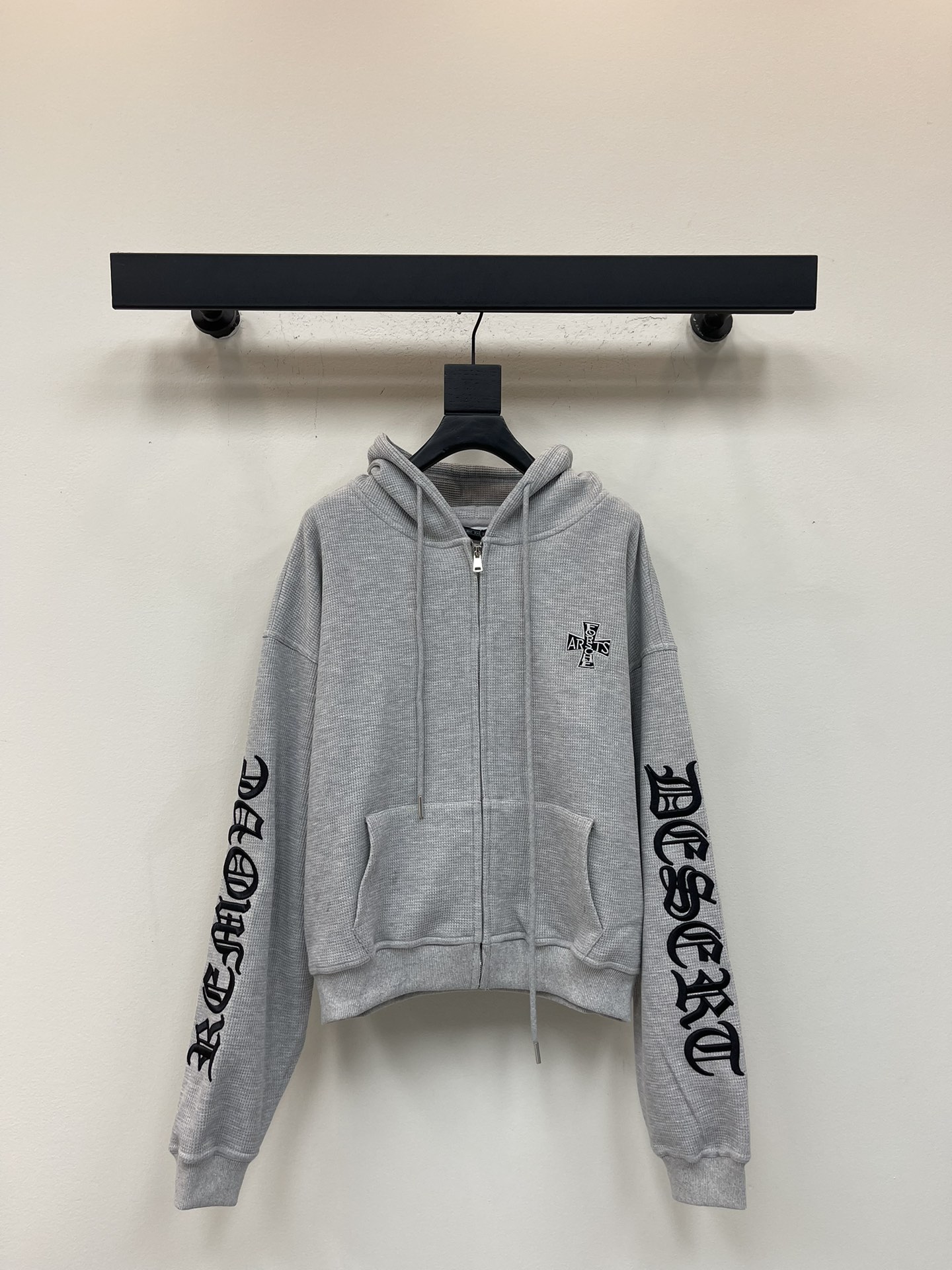 NO:568612,Chrome Heart* Chrome Heart 25 new arm embroidered Sanskrit cross horseshoe hooded zipper sweatshirt cardigan jacket. Made of waffle fabric, soft and comfortable, three-dimensional version!  Wearing it gives you a casual street atmosphere. You can match it up casually and look good. It gives you a completely free and comfortable feeling. The loose version allows you to wear it freely and without restraint. The color matching charm is irresistible. It is very cool and handsome!  A must-have style for trendy outings!  SML,,chrome hearts,chrome hearts,hoodie,sweatshirts,jackets & coats,hats,alexander wang19860909Chrome Heart*克罗心25新款手臂刺绣梵文十字马蹄连帽拉链卫衣开衫外套.采用华夫格面料材质 柔软舒适 立体版型！穿上就是随性自如的街头氛围感,随便搭搭就好看,完全是自由舒适的感觉～宽松版型 穿上自在无拘束 让人难以抵抗的拼色魅力 很酷很帅气！潮流出街必不可少的款式！SML,,chrome hearts,chrome hearts,hoodie,sweatshirts,jackets & coats,hats,alexander wang,Women's clothing