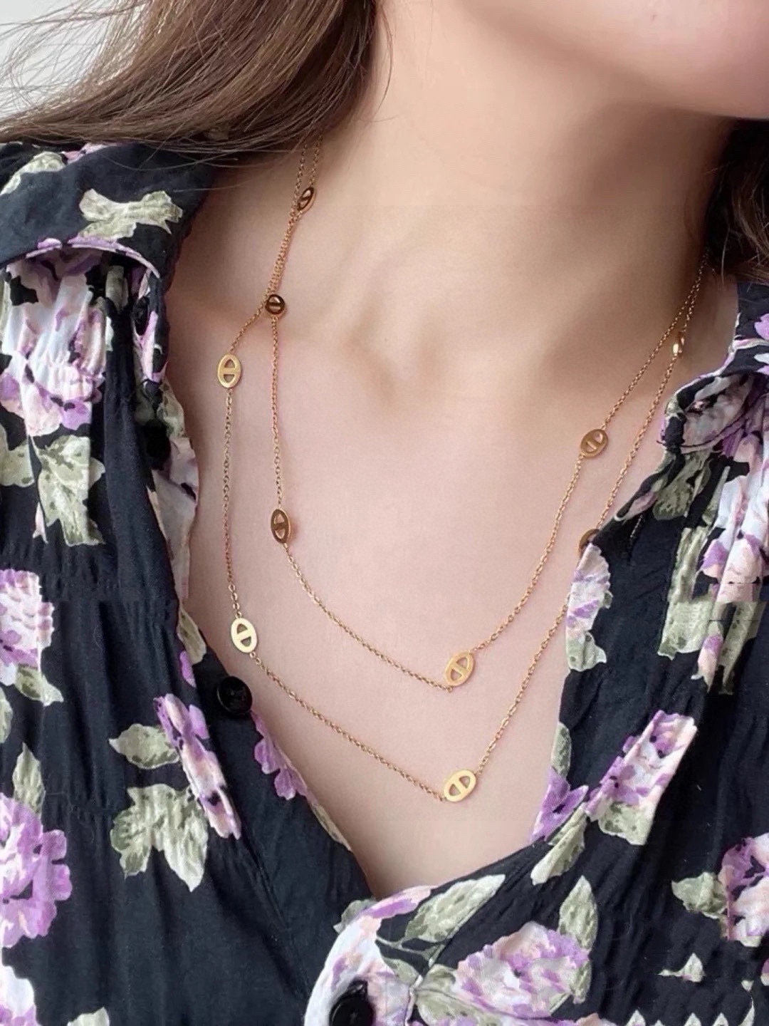 NO:557442,Xiaohongshu recommends the new long necklace Hermes Pig Nose’s latest long necklace that can be stacked!  14K stainless steel retains color and is super personalized. The versatile style is particularly amazing. The overall details are very surprising. The design is full of sense. It not only brings out personal confidence and taste, the style is elegant and fashionable, highlighting the French elegance. The meticulous details make it more attractive to wear. Boutique jewelry, hermes, hermes, necklace19860909小红书推荐新款长款项链爱马仕Hermes猪鼻子最新款长款项链可以叠戴！14K精钢保色超个性,百搭款特别特别赞,整体细节非常令人惊喜,设计感十足,不仅带出个人自信及品味,款式典雅而时尚,突显法式高雅气息,加上一丝不苟的细节,使得佩戴起来更具吸引力,饰品精品,hermes,hermes,necklace,Jewelry