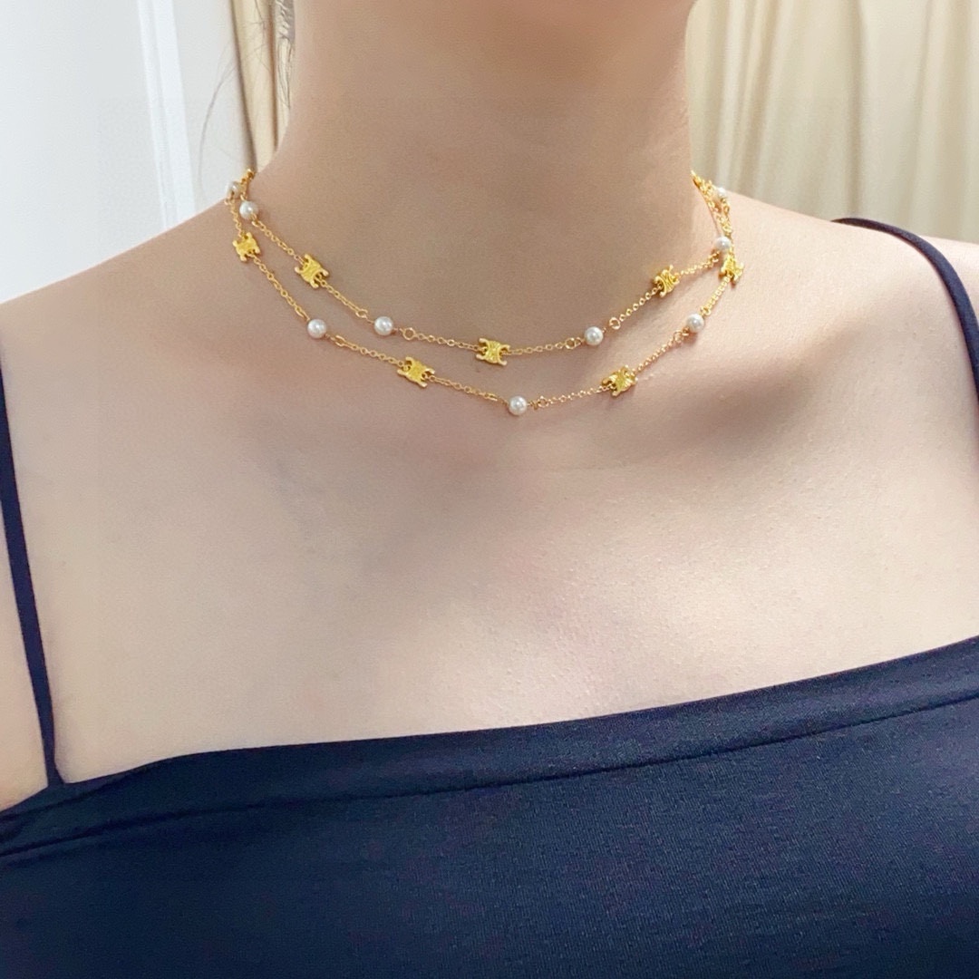 NO:557454,The popular Celine Arc de Triomphe pearl double-layer necklace is matched with the Arc de Triomphe pattern. The shiny chain with cutting technology is sparkling and color-preserving. The material is engraved with hollow patterns!  Super chic, simple and versatile, with artistic personality, bringing you a fashionable experience. Recommended for cracking the wall!  A very easy-to-match, very casual one. You can match it with anything. Fine jewelry, celine, celine, necklace.19860909爆款Celine赛琳凯旋门珍珠双层项链搭配凯旋门图案,切割工艺亮面链条闪闪发光保色材质雕刻镂空图案！超炸Chic感 ,简洁百搭、文艺个性,带给你时髦体验 墙裂推荐！超级好搭配的一款非常休闲的一款 随意搭配都可以,饰品精品,celine,celine,necklace,Jewelry
