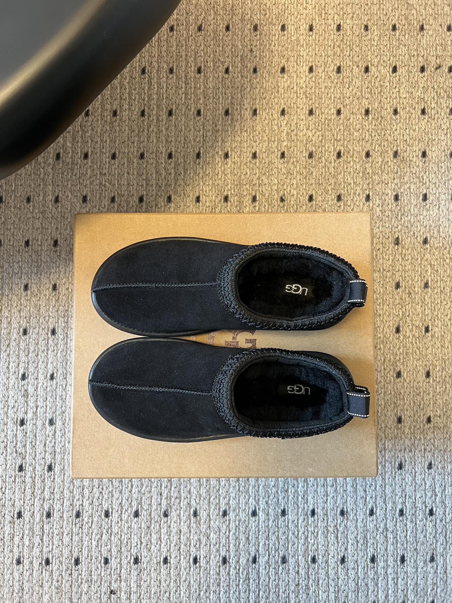 UG*秋季女士舒适平底塔斯曼低帮懒人鞋采用一脚蹬懒人鞋型，穿脱零负担；牛反绒鞋面柔软亲肤，羊毛内里温暖蓬