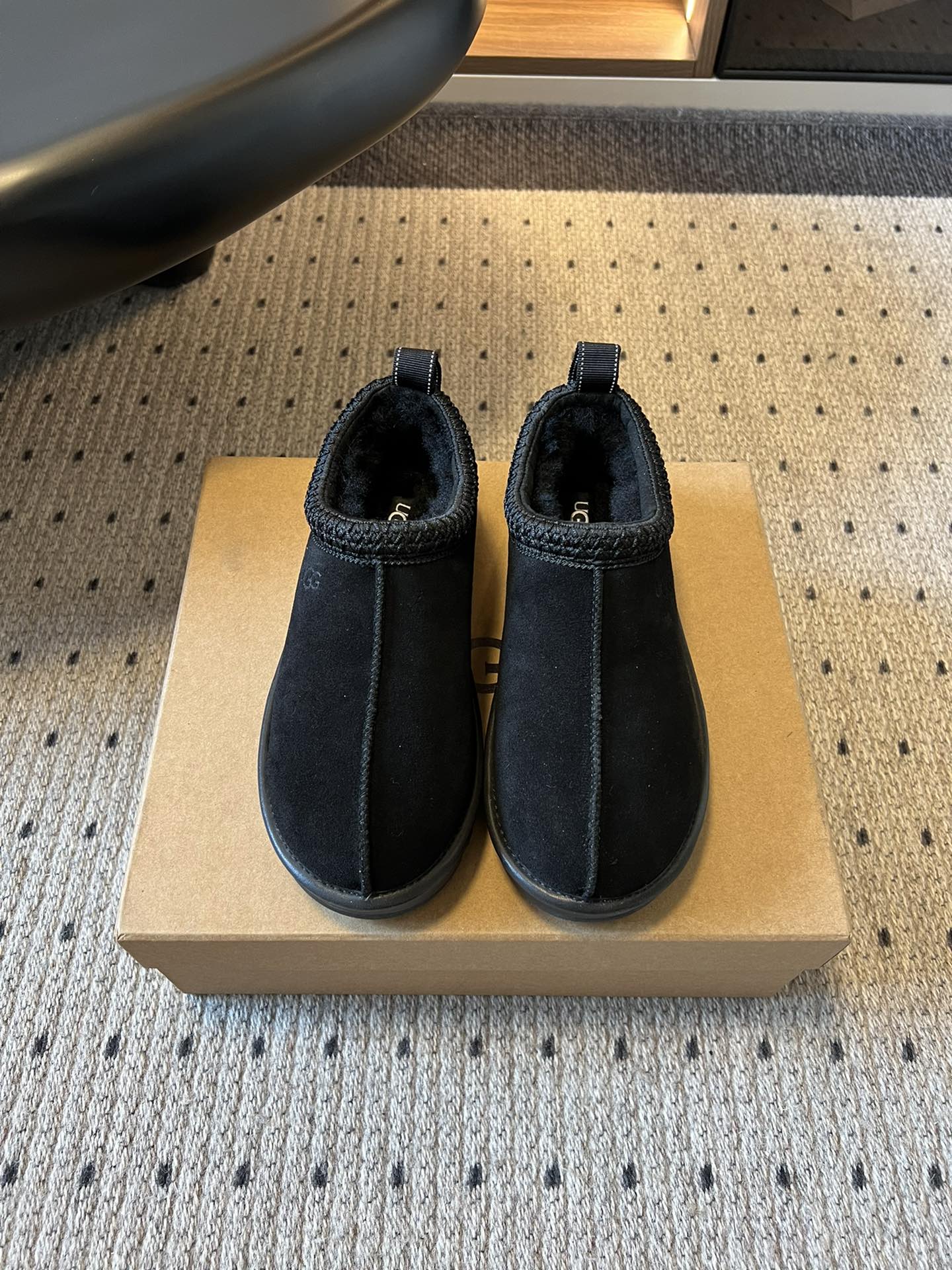 UG*秋季女士舒适平底塔斯曼低帮懒人鞋采用一脚蹬懒人鞋型，穿脱零负担；牛反绒鞋面柔软亲肤，羊毛内里温暖蓬