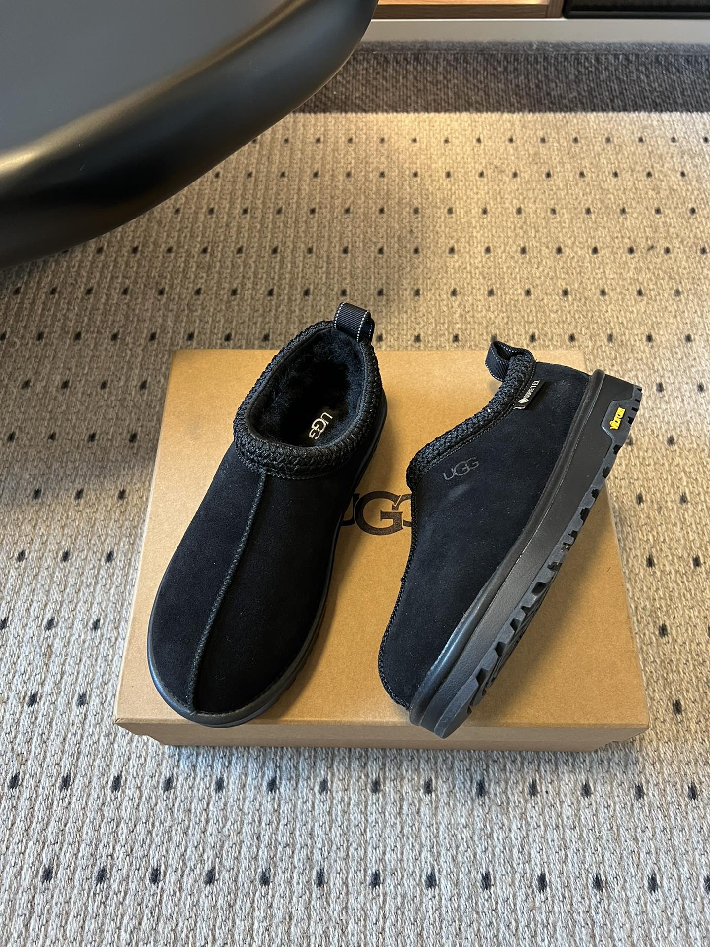 UG*秋季女士舒适平底塔斯曼低帮懒人鞋采用一脚蹬懒人鞋型，穿脱零负担；牛反绒鞋面柔软亲肤，羊毛内里温暖蓬