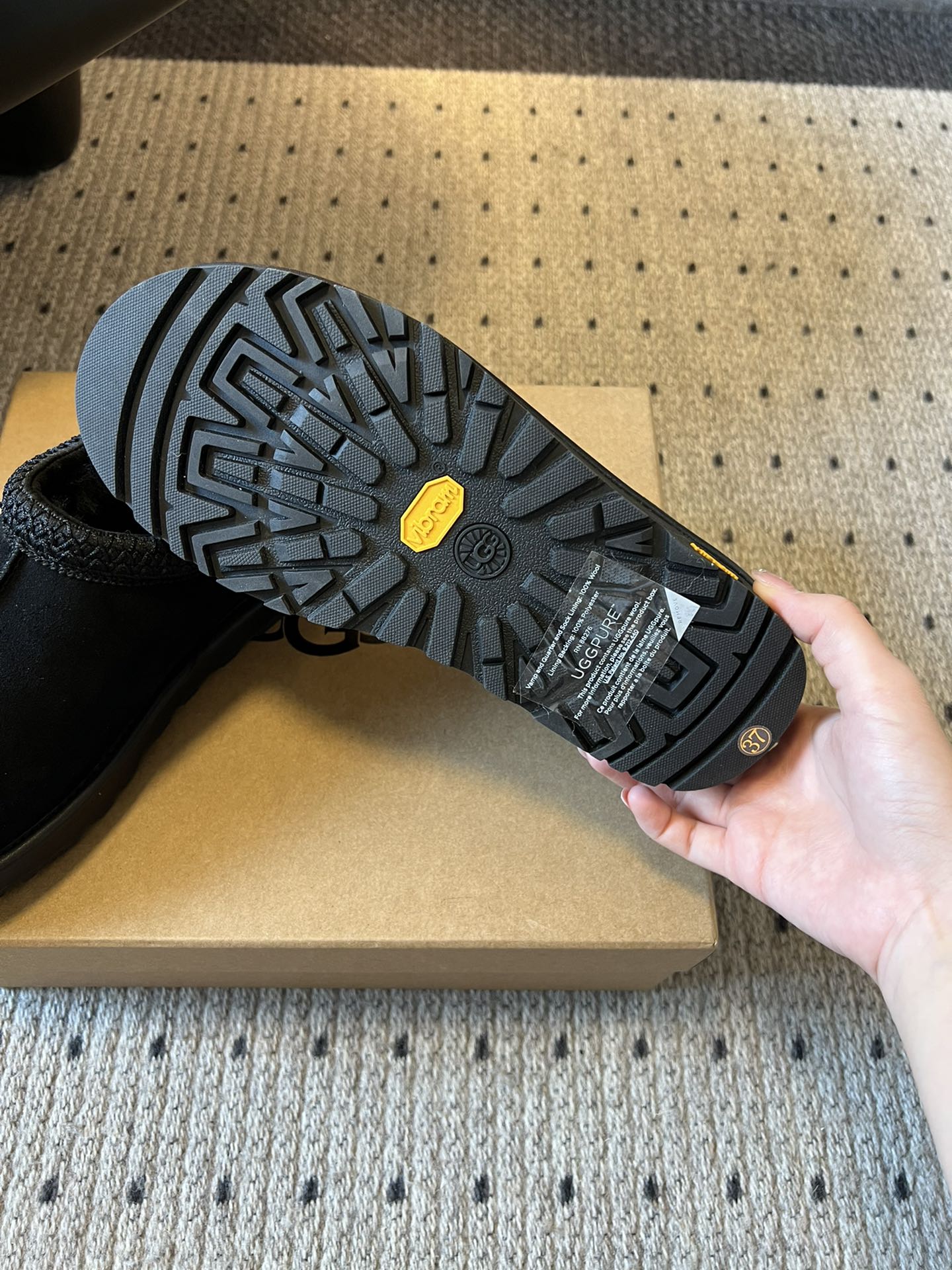 UG*秋季女士舒适平底塔斯曼低帮懒人鞋采用一脚蹬懒人鞋型，穿脱零负担；牛反绒鞋面柔软亲肤，羊毛内里温暖蓬