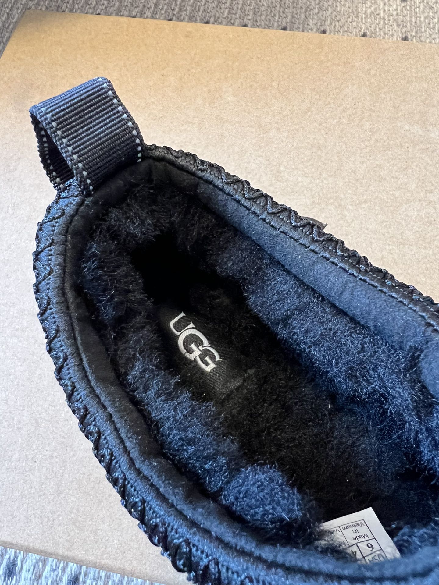 UG*秋季女士舒适平底塔斯曼低帮懒人鞋采用一脚蹬懒人鞋型，穿脱零负担；牛反绒鞋面柔软亲肤，羊毛内里温暖蓬