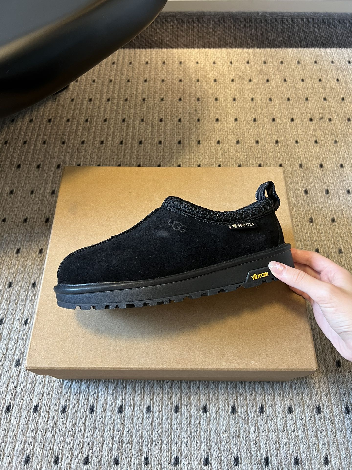 UG*秋季女士舒适平底塔斯曼低帮懒人鞋采用一脚蹬懒人鞋型，穿脱零负担；牛反绒鞋面柔软亲肤，羊毛内里温暖蓬