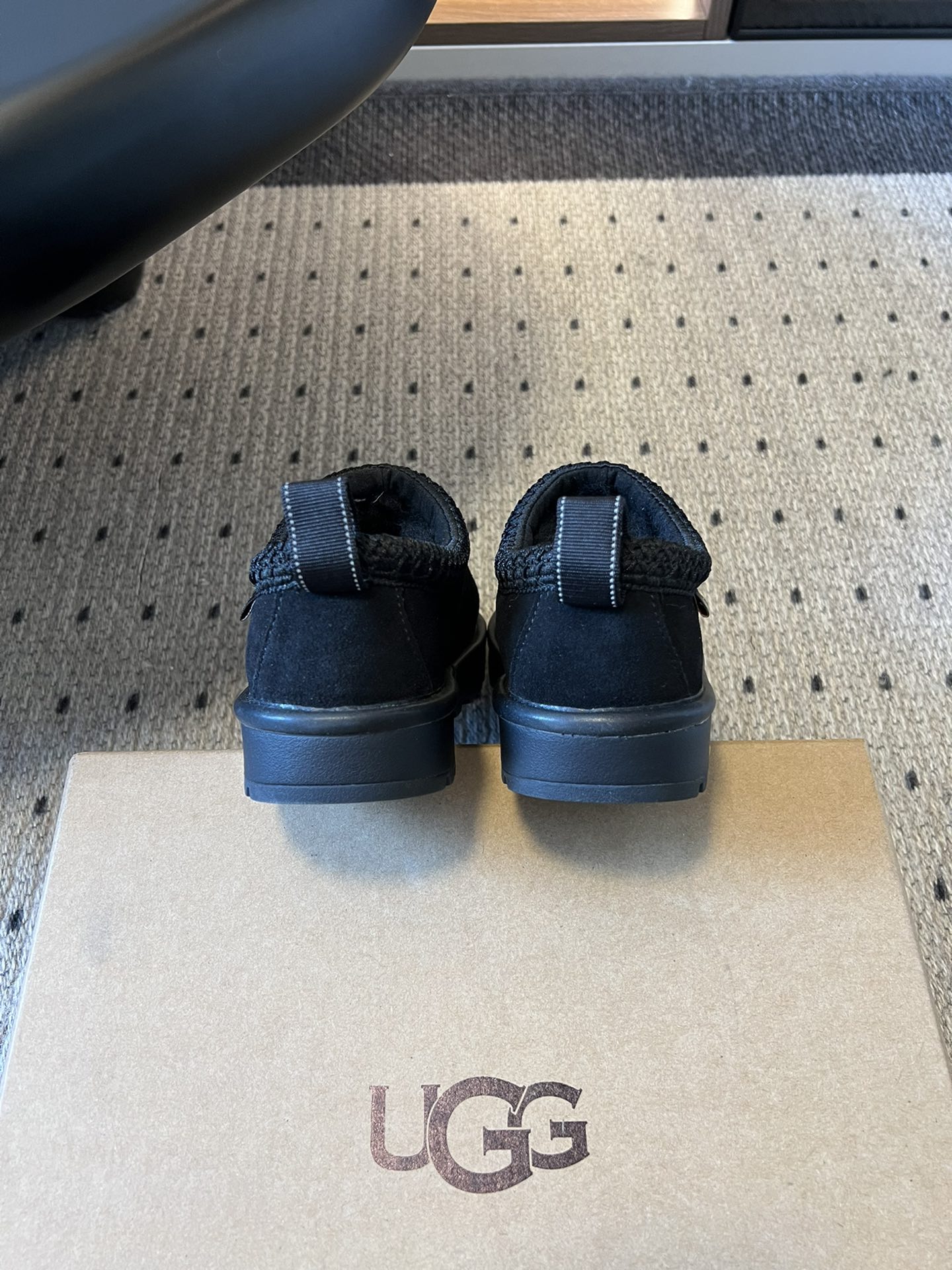 UG*秋季女士舒适平底塔斯曼低帮懒人鞋采用一脚蹬懒人鞋型，穿脱零负担；牛反绒鞋面柔软亲肤，羊毛内里温暖蓬