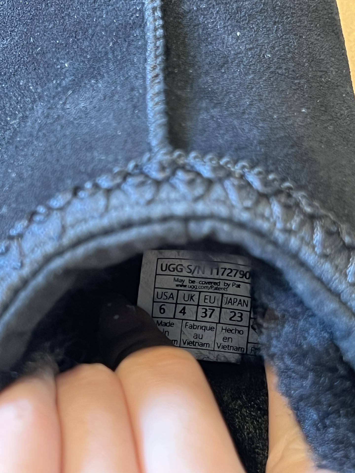 UG*秋季女士舒适平底塔斯曼低帮懒人鞋采用一脚蹬懒人鞋型，穿脱零负担；牛反绒鞋面柔软亲肤，羊毛内里温暖蓬