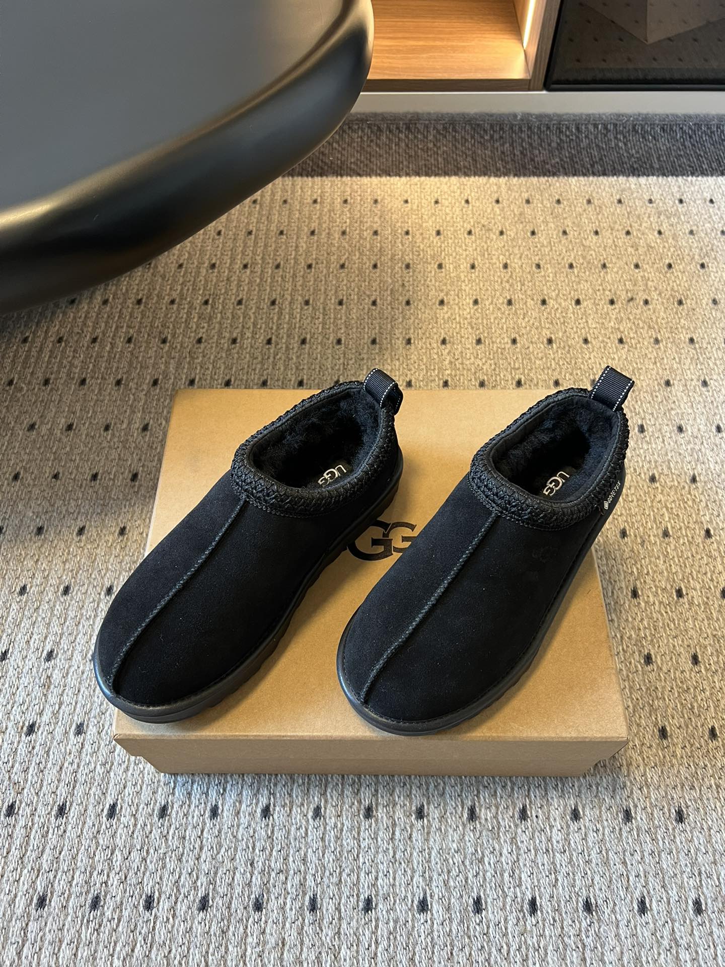 UG*秋季女士舒适平底塔斯曼低帮懒人鞋采用一脚蹬懒人鞋型，穿脱零负担；牛反绒鞋面柔软亲肤，羊毛内里温暖蓬