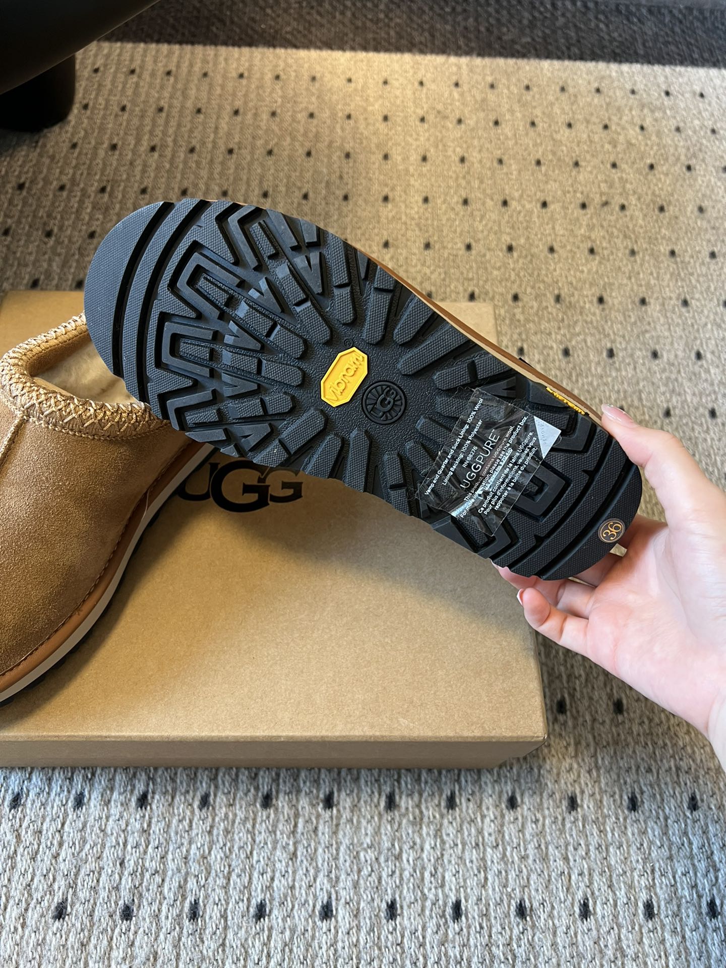 UG*秋季女士舒适平底塔斯曼低帮懒人鞋采用一脚蹬懒人鞋型，穿脱零负担；牛反绒鞋面柔软亲肤，羊毛内里温暖蓬