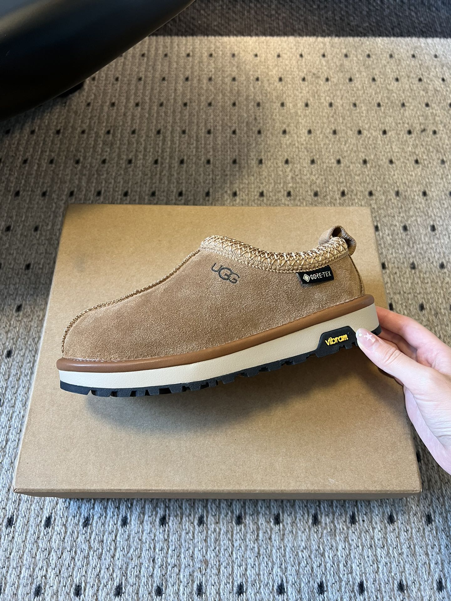 UG*秋季女士舒适平底塔斯曼低帮懒人鞋采用一脚蹬懒人鞋型，穿脱零负担；牛反绒鞋面柔软亲肤，羊毛内里温暖蓬