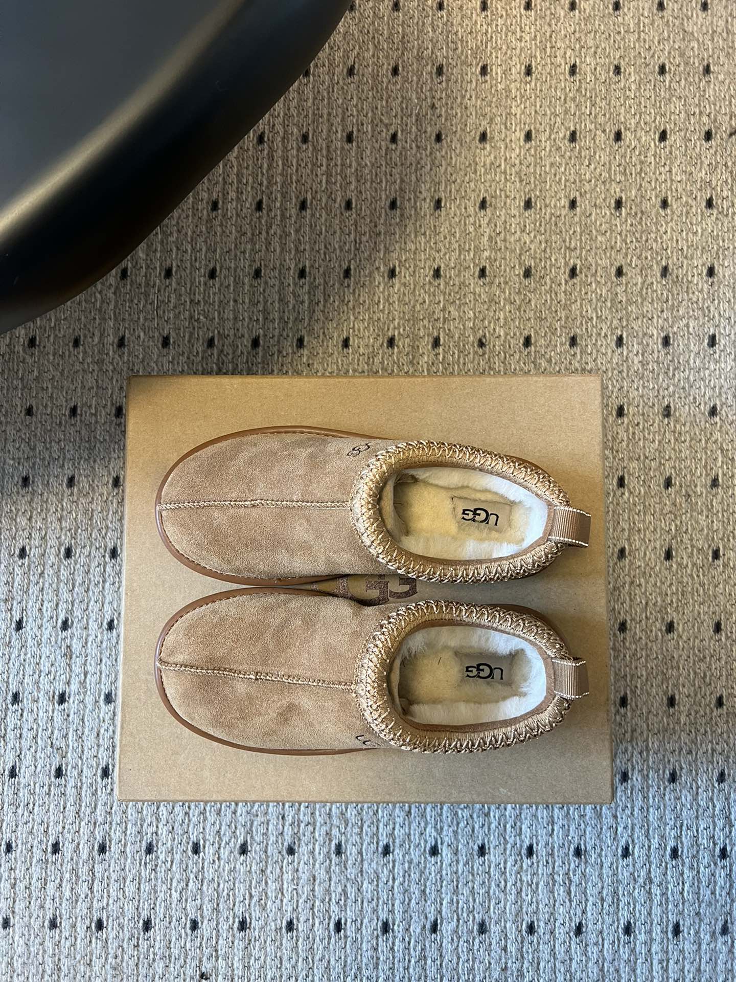 UG*秋季女士舒适平底塔斯曼低帮懒人鞋采用一脚蹬懒人鞋型，穿脱零负担；牛反绒鞋面柔软亲肤，羊毛内里温暖蓬