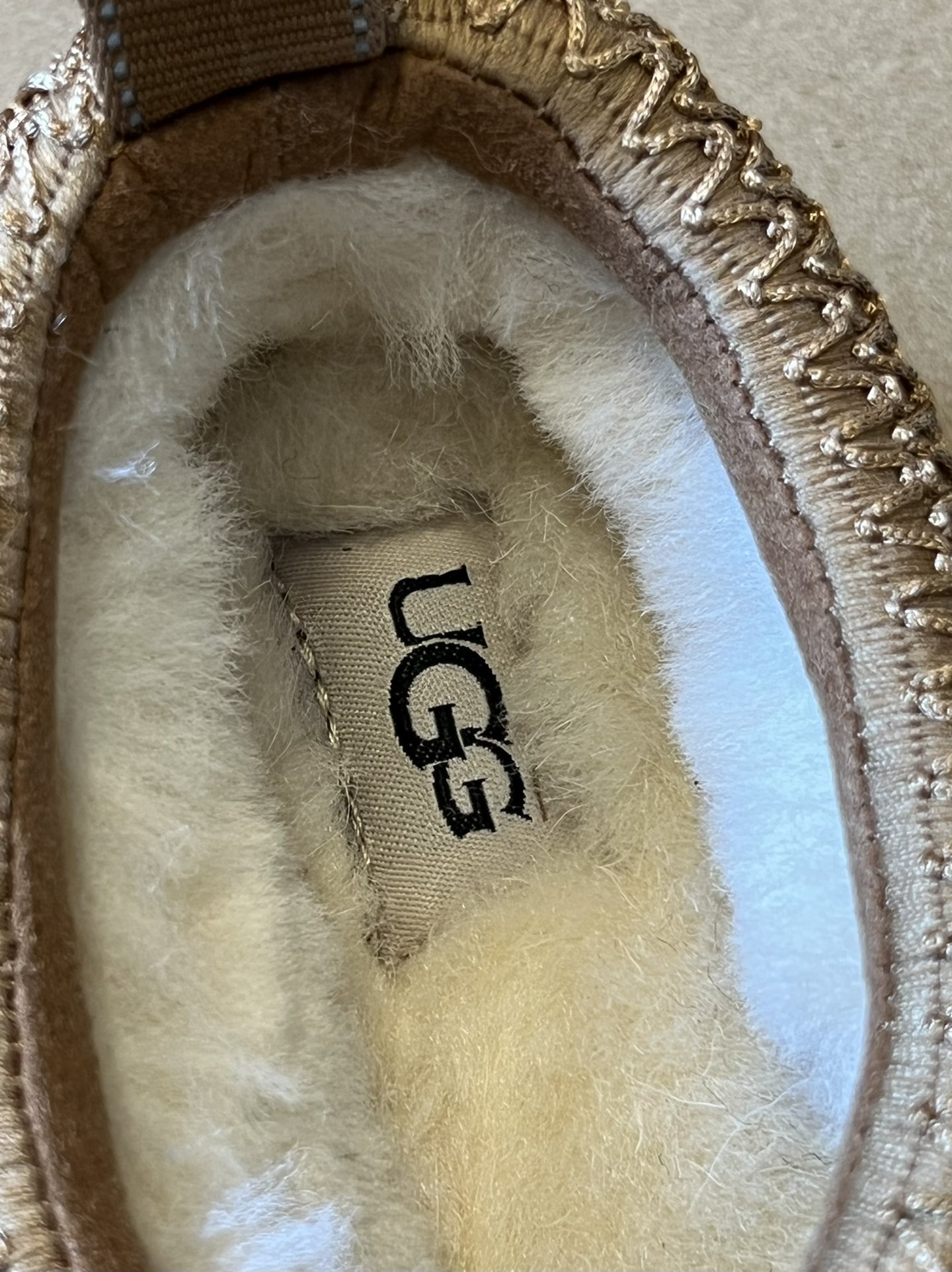 UG*秋季女士舒适平底塔斯曼低帮懒人鞋采用一脚蹬懒人鞋型，穿脱零负担；牛反绒鞋面柔软亲肤，羊毛内里温暖蓬