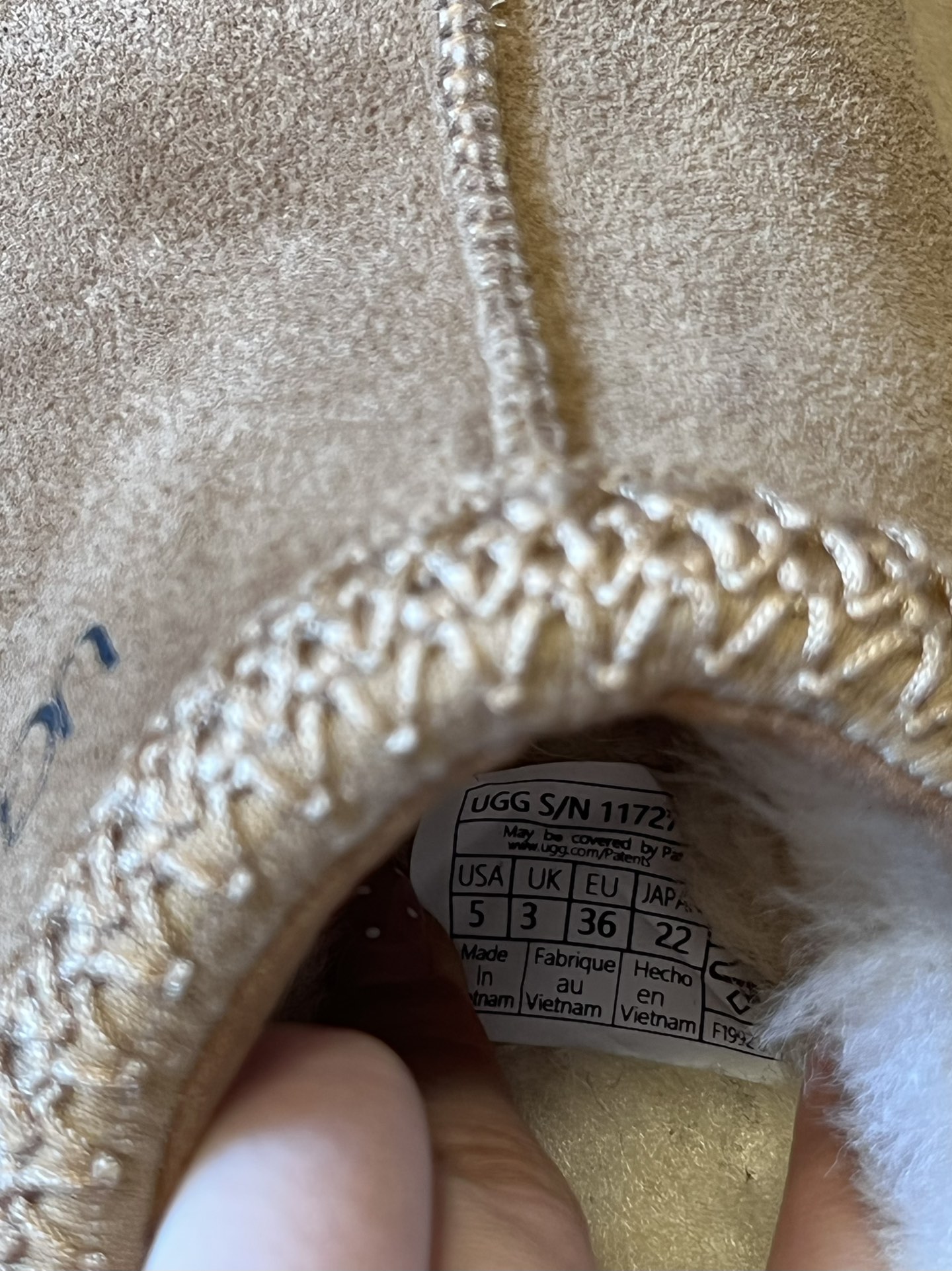 UG*秋季女士舒适平底塔斯曼低帮懒人鞋采用一脚蹬懒人鞋型，穿脱零负担；牛反绒鞋面柔软亲肤，羊毛内里温暖蓬