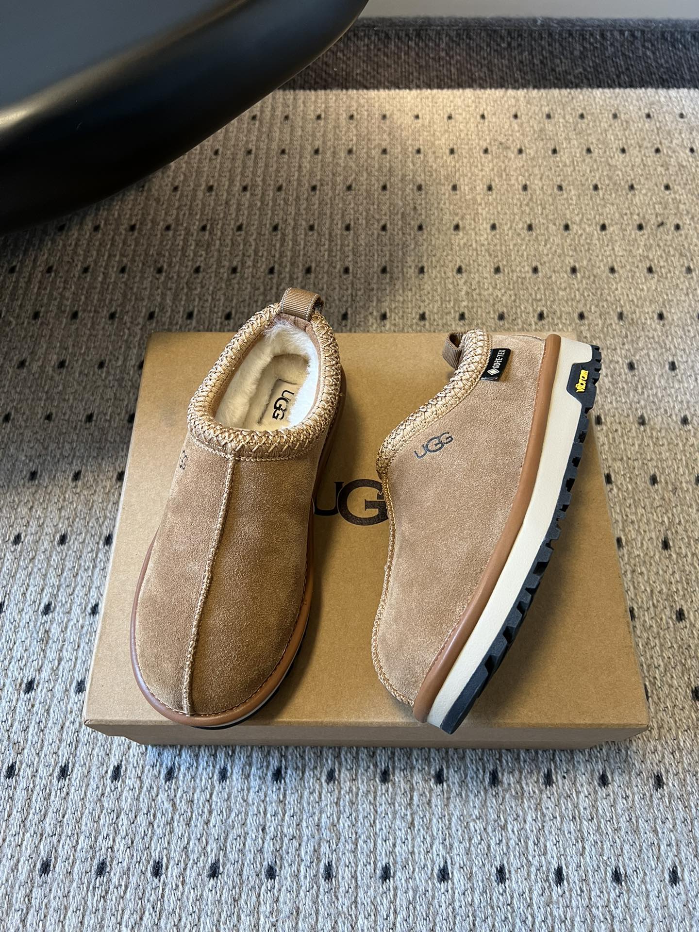 UG*秋季女士舒适平底塔斯曼低帮懒人鞋采用一脚蹬懒人鞋型，穿脱零负担；牛反绒鞋面柔软亲肤，羊毛内里温暖蓬