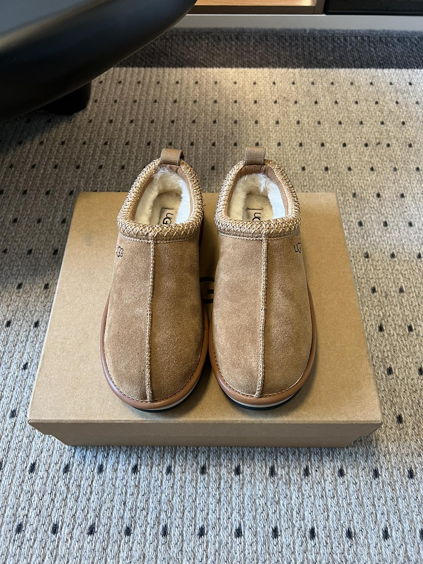 NO:593461,UG* Autumn women's comfortable flat-soled Tasman low-top loafers adopt a slip-on slip-on style, which is zero burden to put on and take off; the cow suede upper is soft and skin-friendly, and the wool lining is warm and fluffy. It is comfortable to wear alone in autumn and winter or as a slipper at home; the EVA foam outsole is light and rebound, with a slight heightening effect, and a strong cushioning feeling when walking.  The rounded toe has a 'soft and cute feel', the knitted trim at the shoe mouth adds detail and warmth, and the low-key brand logo embellishment makes the overall simplicity not monotonous. It combines 'relaxation at home' and 'spontaneity when going out'. It is an excellent choice for lazy people in autumn and winter. The upper is made of high-mercerized cow velvet, and the inner lining is Longfeng A-grade fur. The outsole is EVA foam, size 35-40, fur shoes, slippers19860909UG*秋季女士舒适平底塔斯曼低帮懒人鞋 采用一脚蹬懒人鞋型,穿脱零负担；牛反绒鞋面柔软亲肤,羊毛内里温暖蓬松,秋冬单穿或居家当拖鞋都舒适；EVA发泡大底轻盈回弹,带轻微增高效果,行走时缓冲感强. 圆润鞋头自带“软萌感”,鞋口针织镶边增添细节温度,低调品牌logo点缀让整体简约不单调,兼具“居家的松弛”与“外出的随性”,是秋冬懒人穿搭的绝佳选择. 鞋面高丝光牛绒 内里隆丰A级皮毛一体 大底EVA发泡大底 size35-40码,毛毛鞋,slippers,Women's Shoes