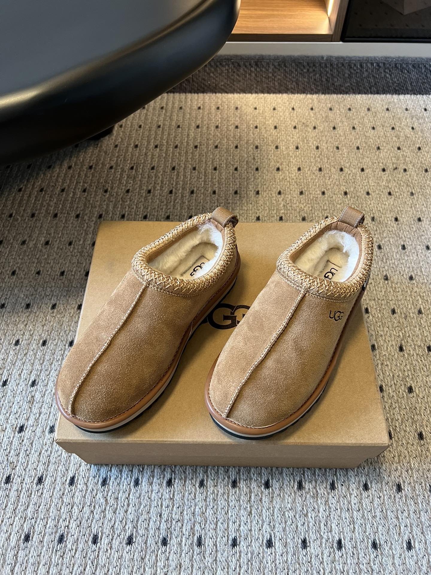 UG*秋季女士舒适平底塔斯曼低帮懒人鞋采用一脚蹬懒人鞋型，穿脱零负担；牛反绒鞋面柔软亲肤，羊毛内里温暖蓬