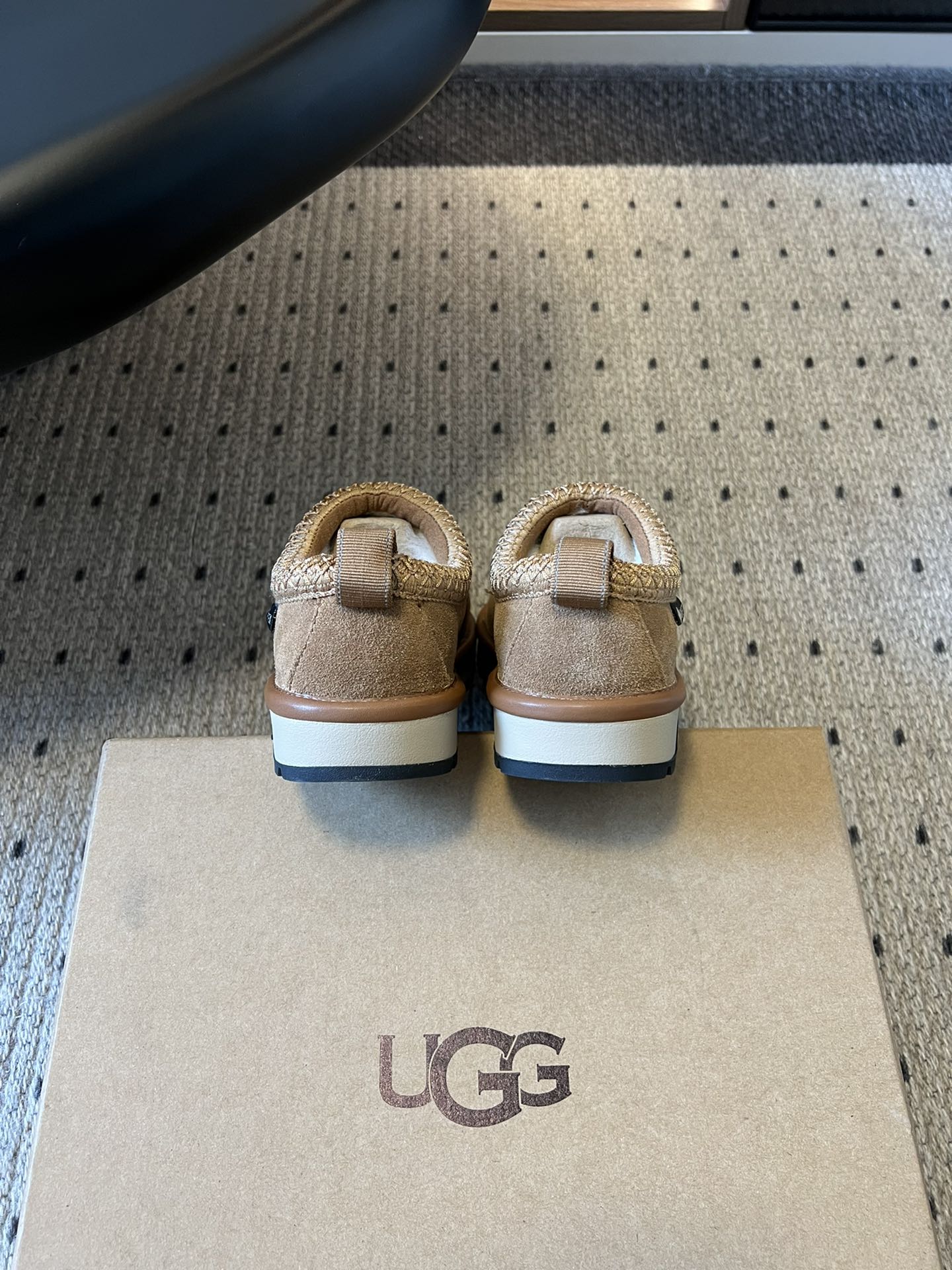 UG*秋季女士舒适平底塔斯曼低帮懒人鞋采用一脚蹬懒人鞋型，穿脱零负担；牛反绒鞋面柔软亲肤，羊毛内里温暖蓬