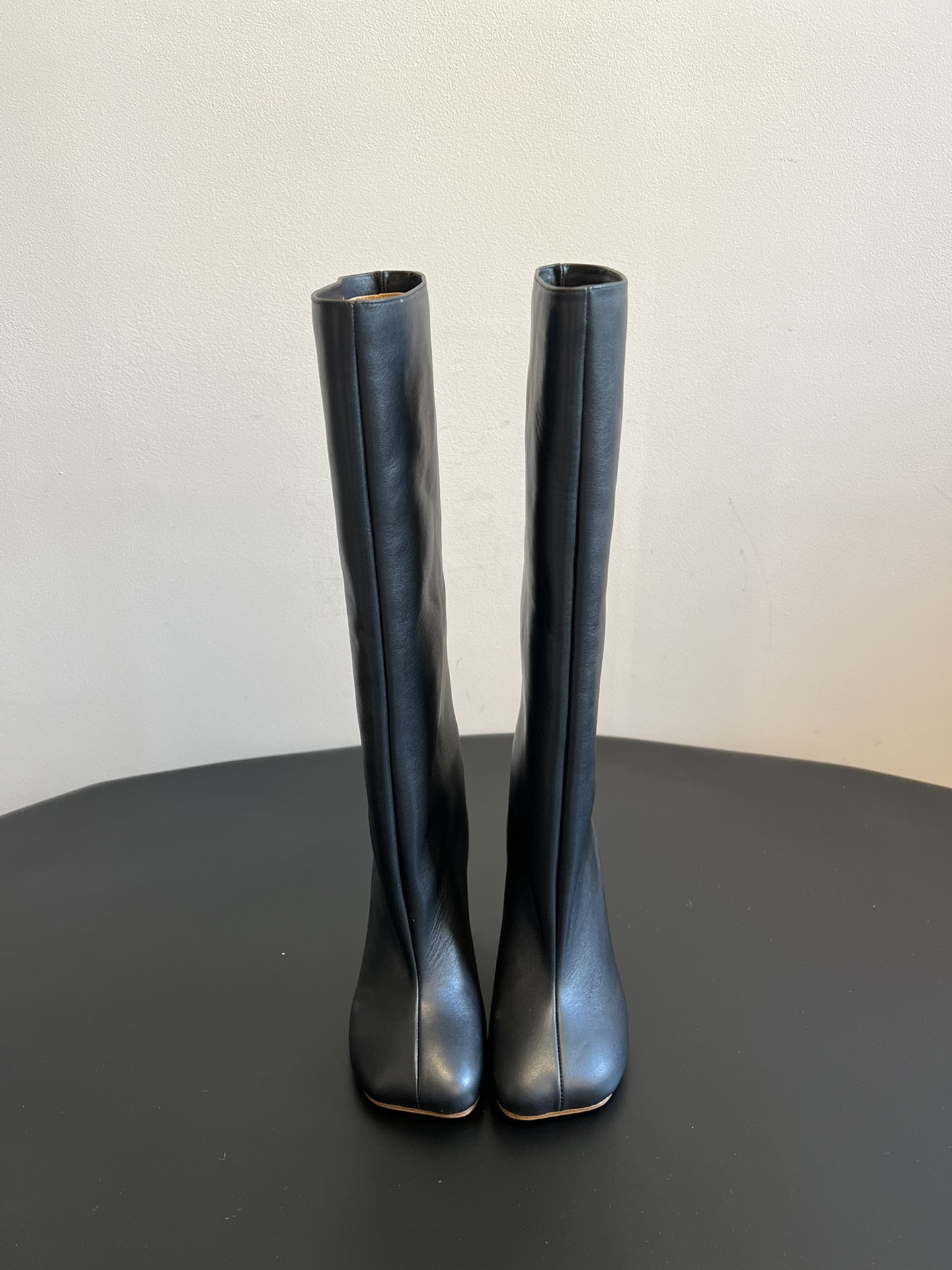 NO:560631,Maison Margiel* long leather horseshoe boots. The upper is made of high-quality leather, which is soft to the touch and has a delicate luster, showing a high-end texture. The drape of the leather allows the boot shaft to fit the curve of the leg, which not only modifies the leg shape but also looks neat. Pair it with a velvet dress/retro printed long skirt, and a silhouette suit or fur jacket. Use the retro split-toe design and high-top lines of the horseshoe boots to create an elegant look full of French style, suitable for dinner parties, art exhibitions and other occasions. Upper cowhide  Cow leather lining, genuine leather outsole, size 35-41, boots, boots, skirts, jackets & coats, business suit, cowhide, Leather soles19860909Maison Margiel* 长筒皮革马蹄靴 鞋面选用优质皮革,触感柔软且光泽细腻,呈现出高级的质感；皮革的垂坠感让靴筒贴合腿部曲线,既修饰腿型又显利落. 搭配丝绒连衣裙/复古印花长裙,外搭一件廓形西装或皮草外套,利用马蹄靴的复古分趾设计与高筒线条,打造充满法式风情的优雅造型,适合晚宴、艺术展览等场合. 鞋面牛皮 内里牛皮 大底真皮大底 SIZE35—41码,靴子,boots,skirts,jackets & coats,business suit,cowhide,Leather soles,Women's Shoes