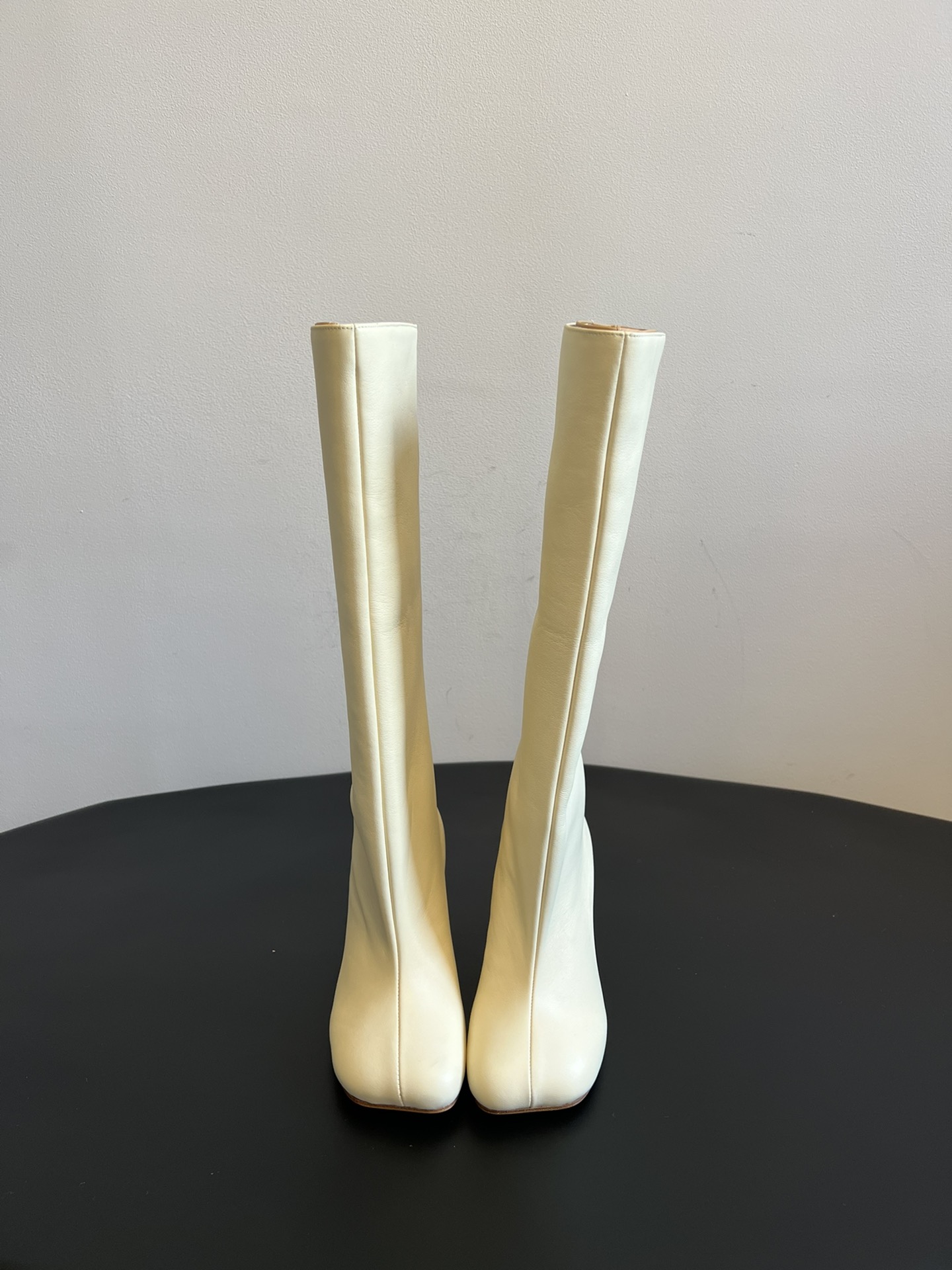 NO:560640,Maison Margiel* long leather horseshoe boots. The upper is made of high-quality leather, which is soft to the touch and has a delicate luster, showing a high-end texture. The drape of the leather allows the boot shaft to fit the curve of the leg, which not only modifies the leg shape but also looks neat. Pair it with a velvet dress/retro printed long skirt, and a silhouette suit or fur jacket. Use the retro split-toe design and high-top lines of the horseshoe boots to create an elegant look full of French style, suitable for dinner parties, art exhibitions and other occasions. Upper cowhide  Cow leather lining, genuine leather outsole, size 35-41, boots, boots, skirts, jackets & coats, business suit, cowhide, Leather soles19860909Maison Margiel* 长筒皮革马蹄靴 鞋面选用优质皮革,触感柔软且光泽细腻,呈现出高级的质感；皮革的垂坠感让靴筒贴合腿部曲线,既修饰腿型又显利落. 搭配丝绒连衣裙/复古印花长裙,外搭一件廓形西装或皮草外套,利用马蹄靴的复古分趾设计与高筒线条,打造充满法式风情的优雅造型,适合晚宴、艺术展览等场合. 鞋面牛皮 内里牛皮 大底真皮大底 SIZE35—41码,靴子,boots,skirts,jackets & coats,business suit,cowhide,Leather soles,Women's Shoes