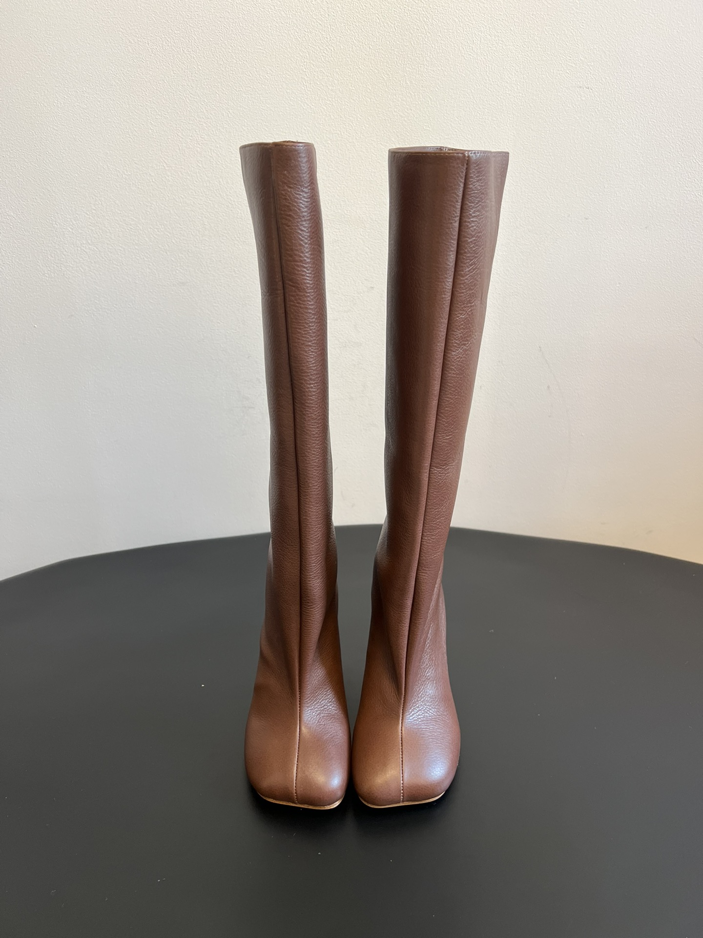 NO:560649,Maison Margiel* long leather horseshoe boots. The upper is made of high-quality leather, which is soft to the touch and has a delicate luster, showing a high-end texture. The drape of the leather allows the boot shaft to fit the curve of the leg, which not only modifies the leg shape but also looks neat. Pair it with a velvet dress/retro printed long skirt, and a silhouette suit or fur jacket. Use the retro split-toe design and high-top lines of the horseshoe boots to create an elegant look full of French style, suitable for dinner parties, art exhibitions and other occasions. Upper cowhide  Cow leather lining, genuine leather outsole, size 35-41, boots, boots, skirts, jackets & coats, business suit, cowhide, Leather soles19860909Maison Margiel* 长筒皮革马蹄靴 鞋面选用优质皮革,触感柔软且光泽细腻,呈现出高级的质感；皮革的垂坠感让靴筒贴合腿部曲线,既修饰腿型又显利落. 搭配丝绒连衣裙/复古印花长裙,外搭一件廓形西装或皮草外套,利用马蹄靴的复古分趾设计与高筒线条,打造充满法式风情的优雅造型,适合晚宴、艺术展览等场合. 鞋面牛皮 内里牛皮 大底真皮大底 SIZE35—41码,靴子,boots,skirts,jackets & coats,business suit,cowhide,Leather soles,Women's Shoes