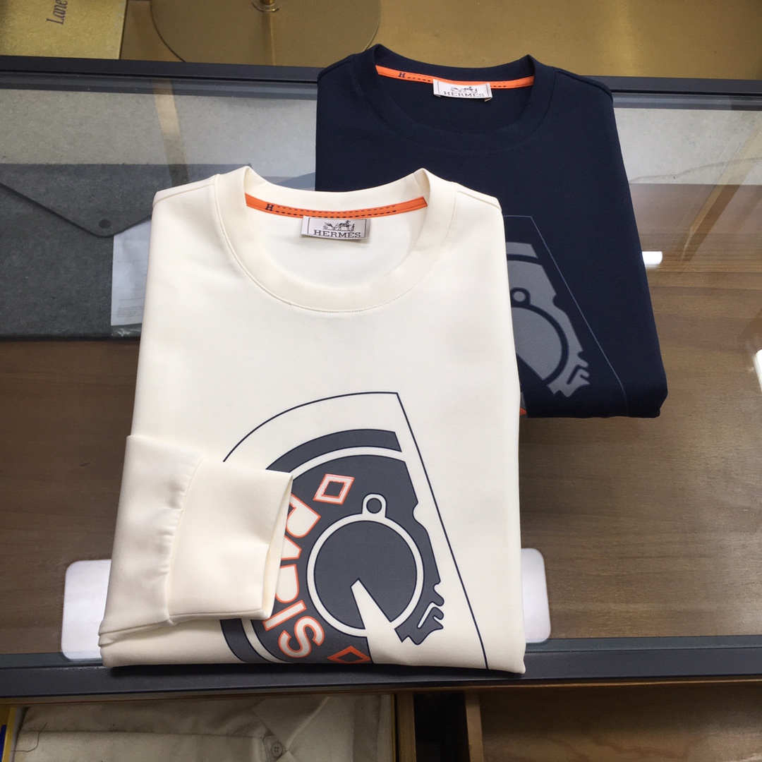 NO:597614,New product at the counter [Aishi] The latest sports sweatshirt of the same style at the counter, complete with three labels!  The details are perfect and exquisite, and the workmanship is impeccable!  The latest original craft logo is very exquisite and high-end. It is made of super soft one-piece woven soft cotton fabric, which feels very smooth and comfortable. The fabric is stiff, wrinkle-resistant and wear-resistant, moisture-absorbent, quick-drying and warm. The original metal hardware accessories. The upper body is neat and stylish, regular fit. White, blue, size M-3XL.,,hoodie,sweatshirts,alexander wang19860909专柜新品【爱士】 最新专柜同款运动卫衣, 三标齐全！细节完美精致,做工无可挑剔！最新原版工艺logo非常精致高档,采用超柔软一体织柔棉面料,手感非常柔顺舒适,面料挺括抗皱耐磨,吸湿速干保暖,原版金属五金辅料.上身利落有型,常规版型. 白色,蓝色, 码数M-3XL.,,hoodie,sweatshirts,alexander wang,Men's clothing