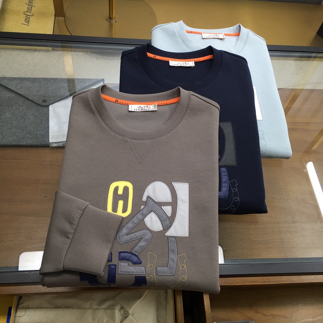 NO:597616,New product at the counter [Aishi] The latest sports sweatshirt of the same style at the counter, complete with three labels!  The details are perfect and exquisite, and the workmanship is impeccable!  The latest original high-density leather embroidered logo is very exquisite and high-end. It is made of ultra-soft one-piece original fabric, which feels very soft and comfortable. The fabric is stiff, wrinkle-resistant and wear-resistant, moisture-absorbent, quick-drying and warm. It has original metal hardware accessories. The upper body is neat and stylish, regular fit. Gray, blue, orange, size M-3XL.,,hoodie,sweatshirts,alexander wang19860909专柜新品【爱士】 最新专柜同款运动卫衣, 三标齐全！细节完美精致,做工无可挑剔！最新原版高密度皮绣logo非常精致高档,采用超柔软一体织原版面料,手感非常柔顺舒适,面料挺括抗皱耐磨,吸湿速干保暖,原版金属五金辅料.上身利落有型,常规版型. 灰色,蓝色,橙色 码数M-3XL.,,hoodie,sweatshirts,alexander wang,Men's clothing