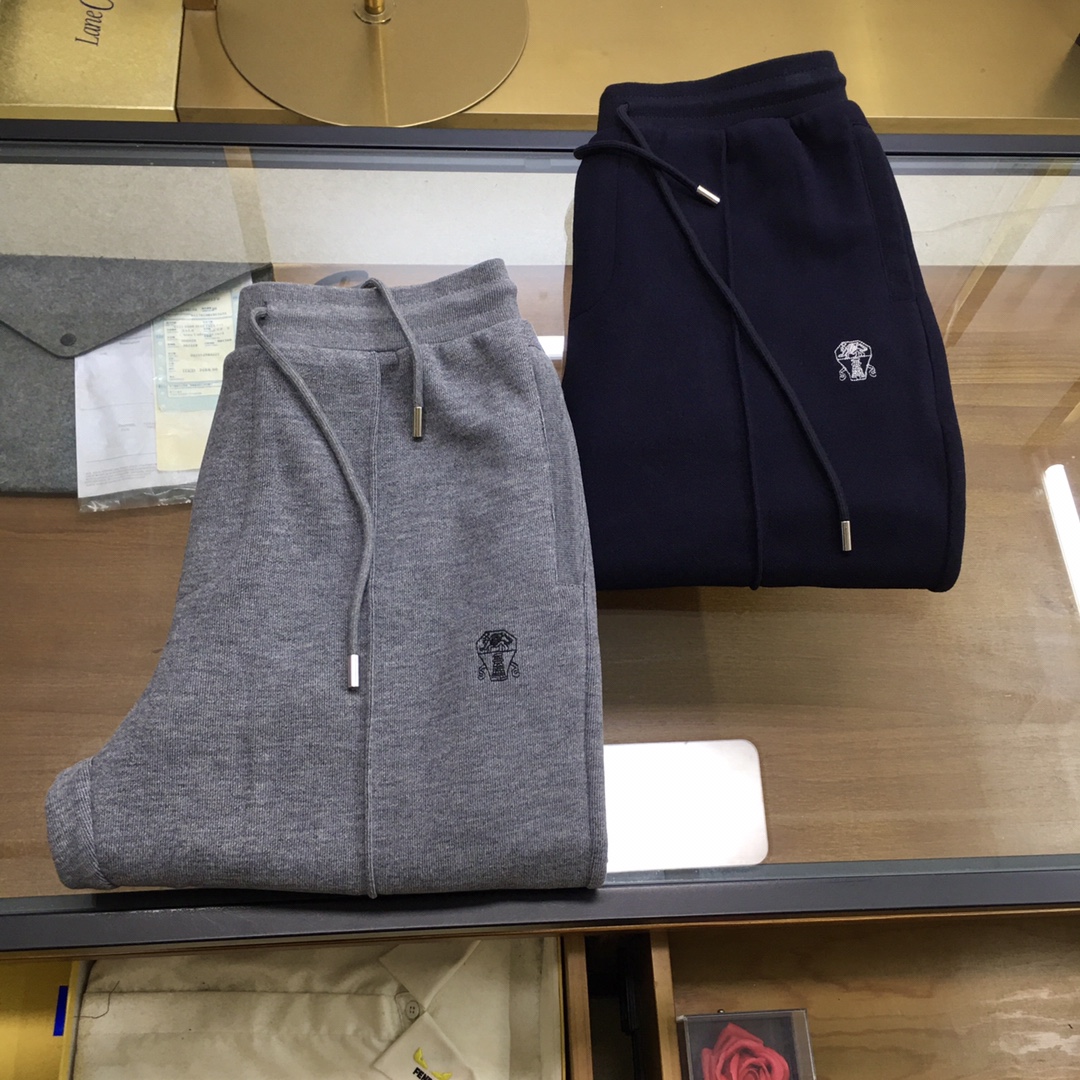 NO:622241,New Product [BC] Autumn/Winter/AW latest season B*C cashmere-feel knitted trousers in selected colors. These trousers are knitted with this season's selected cashmere-feel. The ingenious craftsmanship enhances the casual taste of these drawstring trousers. The combination of high-grade fiber texture and double pleat decoration on the front highlights the tailoring inspiration of the trousers. The front is decorated with iconic badge details, which is low-key and elegant. The modern version waistline is slightly drooped and the legs are close-fitting, making the upper body more #temperamentspirit#  Navy blue, medium gray M～3XL.,,alexander wang19860909新品【BC】 秋冬/AW最新季 B*C 精选色调羊绒感针织长裤 这款长裤以本季精选羊绒感针织而成,匠心工艺提升了这款抽绳长裤的休闲品味,高级纤维的质感与前部的双褶装饰组合,彰显出长裤的精裁灵感.前部饰有标志性徽章细节,低调雅致,现代的版型腰线略微下垂,腿部贴合展现,令上身更显#气质精神# 藏蓝色,中灰色M～3XL .,,alexander wang,Men's clothing