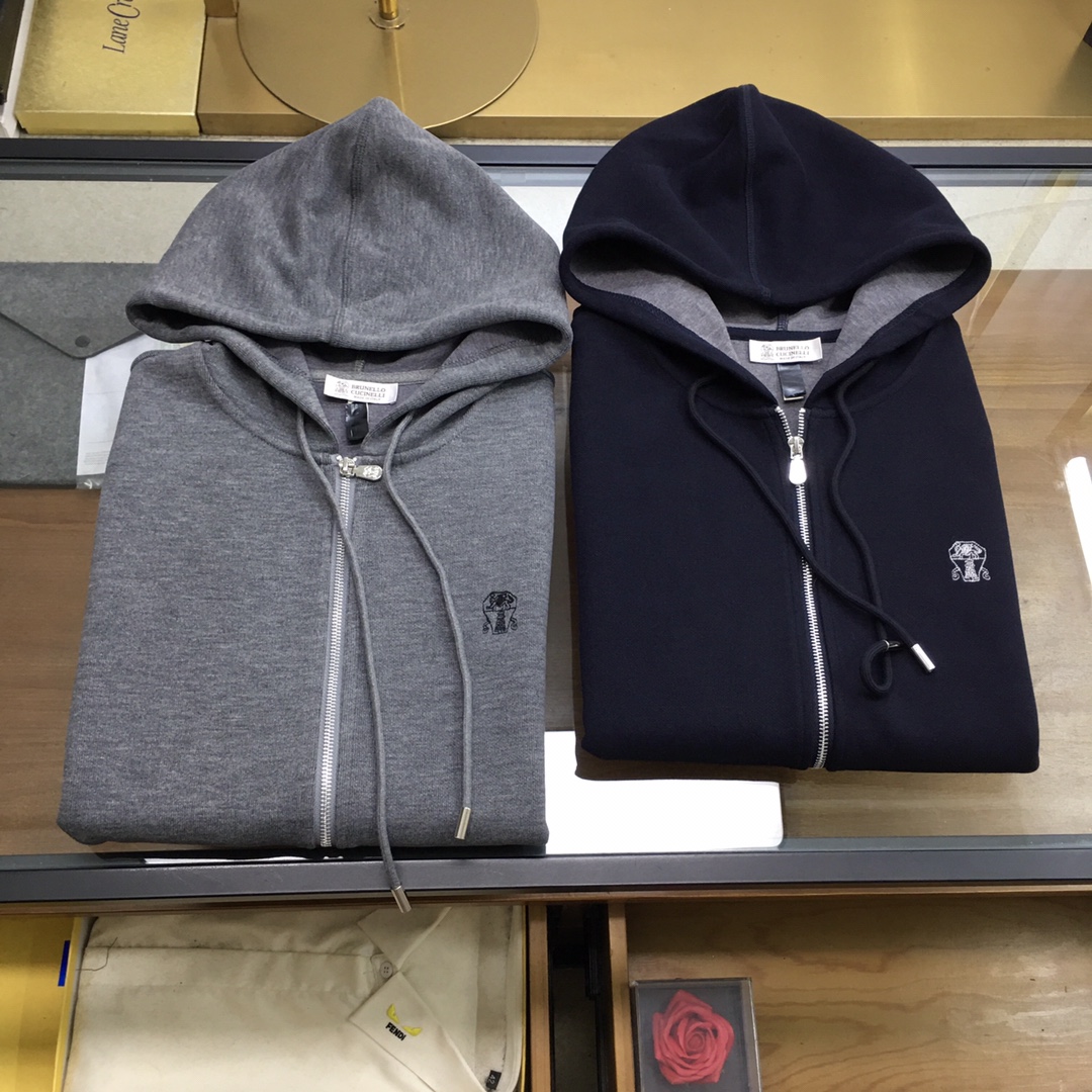 NO:622247,New product [BC] Autumn and winter/AW latest season B*C cashmere-like knitted hooded vest in selected colors  This double-zipper vest is knitted with this season's selected cashmere. The unique texture makes the seasonal colors more refined and tasteful. The fabric is of the highest quality and the double-zipper hooded version. High-grade fibers bring a soft and warm touch. Customized LOGO pattern pull zipper. Iconic badge details on the chest. Low-key and elegant. Rib weaving on the cuffs and hem, both comfortable and flexible. Navy blue, medium gray M～3XL.,, hats, alexander wang19860909新品【BC】 秋冬/AW最新季 B*C 精选色调羊绒感针织连帽马甲 这款双拉链马甲以本季精选羊绒感针织而成,独特的质感令季节色彩更精致又有品味,面料至优的品质与双拉链开襟连帽的版型,高级纤维带来柔软温暖的触感,定制LOGO图案拉头拉链,胸前饰有标志性徽章细节,低调雅致,袖口和下摆罗纹编织,舒适与灵活性兼备 藏蓝色,中灰色M～3XL .,,hats,alexander wang,Men's clothing