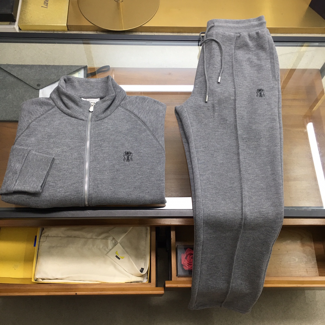 NO:622211,New suit jacket, pants P [BC] for sale, autumn and winter/AW latest season B*C selected color cashmere-like knitted double-layer zipper shirt suit  This double-zipper cardigan is knitted with this season's selected cashmere feel. It combines sports inspiration and exquisite craftsmanship. The fabric is of the highest quality and has a double-zipper placket. High-grade fibers bring a soft and warm touch. Customized LOGO pattern pull zipper. Decorated with iconic badge details on the chest. Low-key and elegant. Rib weaving on the cuffs and hem, both comfortable and flexible. Navy blue, medium gray M～3XL.,,jackets & coats,alexander wang19860909新品套装外套 裤P【BC】拆卖 秋冬/AW最新季 B*C 精选色调羊绒感针织双层拉链衫套装 这款双拉链开衫以本季精选羊绒感针织而成,匠心融合运动灵感与精湛工艺,面料至优的品质与双拉链开襟,高级纤维带来柔软温暖的触感,定制LOGO图案拉头拉链,胸前饰有标志性徽章细节,低调雅致,袖口和下摆罗纹编织,舒适与灵活性兼备 藏蓝,中灰M～3XL.,,jackets & coats,alexander wang,Men's clothing