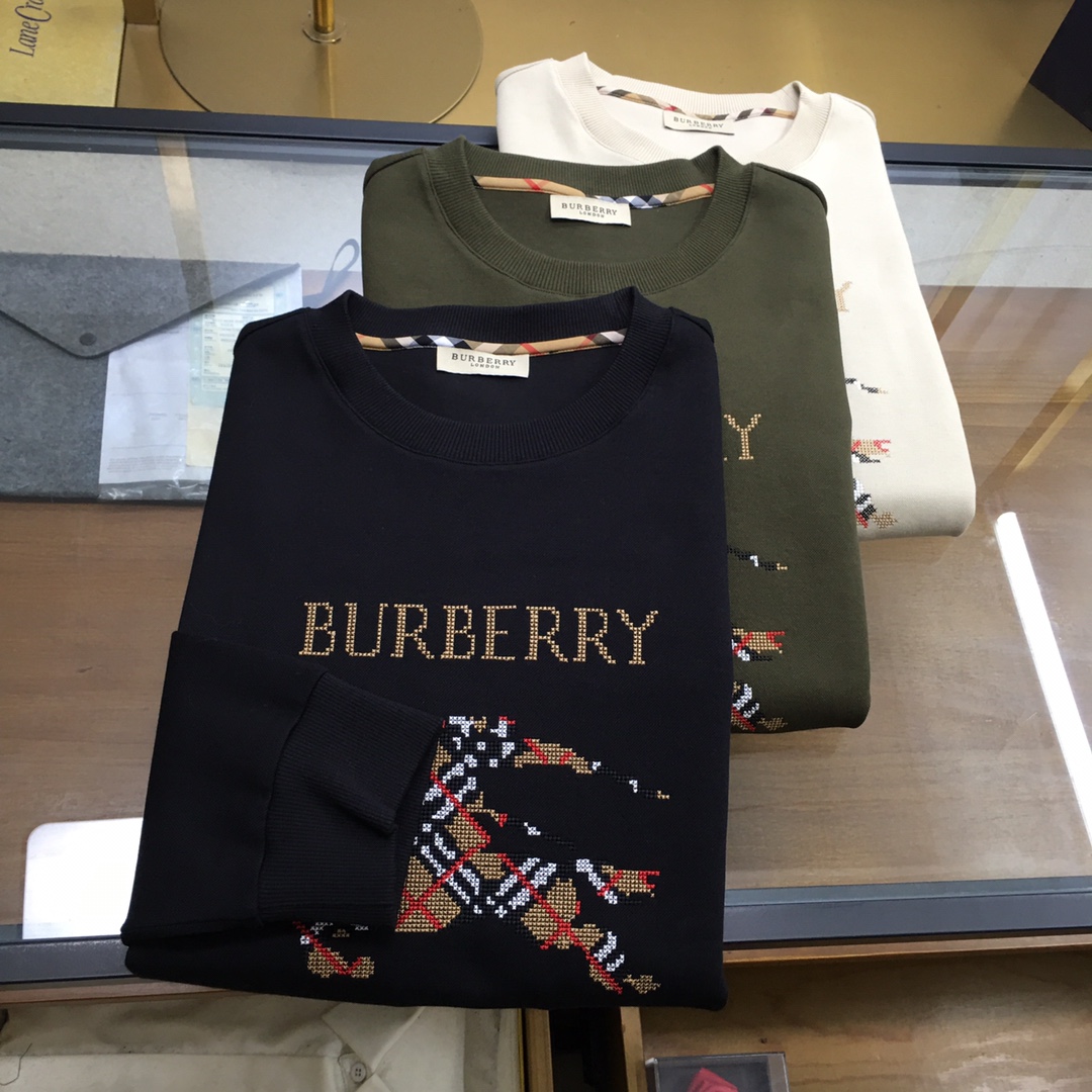 NO:597598,New products at the counter [Burber..y] The latest sports sweatshirts of the same style at the counter, complete with three labels!  The details are perfect and exquisite, and the workmanship is impeccable!  The latest original craft logo is very exquisite and high-end. It is made of ultra-soft one-piece original soft cotton fabric, which feels very smooth and comfortable. The fabric is stiff, wrinkle-resistant and wear-resistant, moisture-absorbent, quick-drying and warm. Original metal hardware accessories. The upper body is neat and stylish, regular fit. Off-white, green, black. Size M-3XL.,, burberry, hoodie, sweatshirts, alexander wang19860909专柜新品【Burber..y】 最新专柜同款运动卫衣, 三标齐全！细节完美精致,做工无可挑剔！最新原版工艺logo非常精致高档,采用超柔软一体织柔棉原版面料,手感非常柔顺舒适,面料挺括抗皱耐磨,吸湿速干保暖,原版金属五金辅料.上身利落有型,常规版型. 米白,绿色,黑色 码数M-3XL.,,burberry,hoodie,sweatshirts,alexander wang,Men's clothing