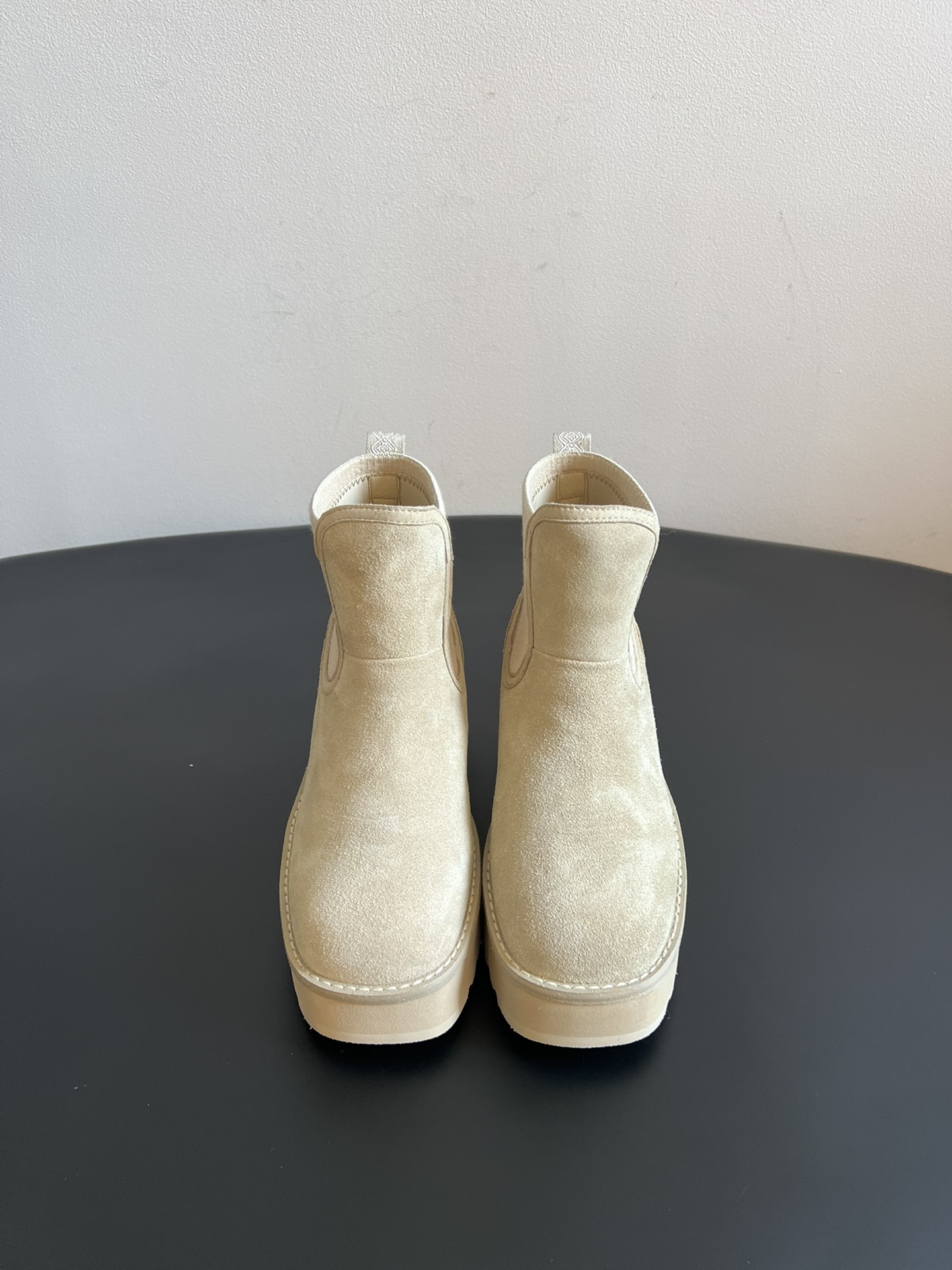 UG* 秋季高帮城市方克短靴鞋面采用麂皮材质，触感柔软且富有质感；鞋口的针织弹力布设计，既贴合脚踝又能锁